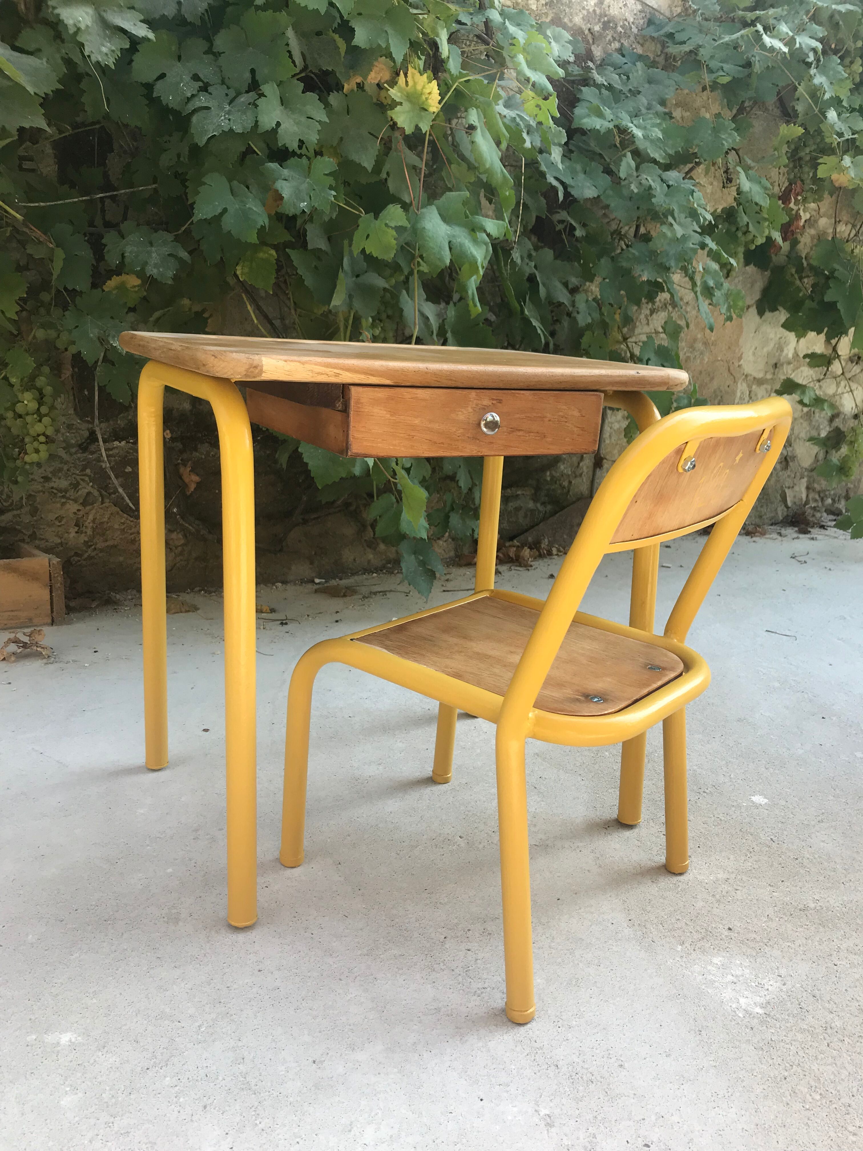 Small schoolboy desk and his chair
