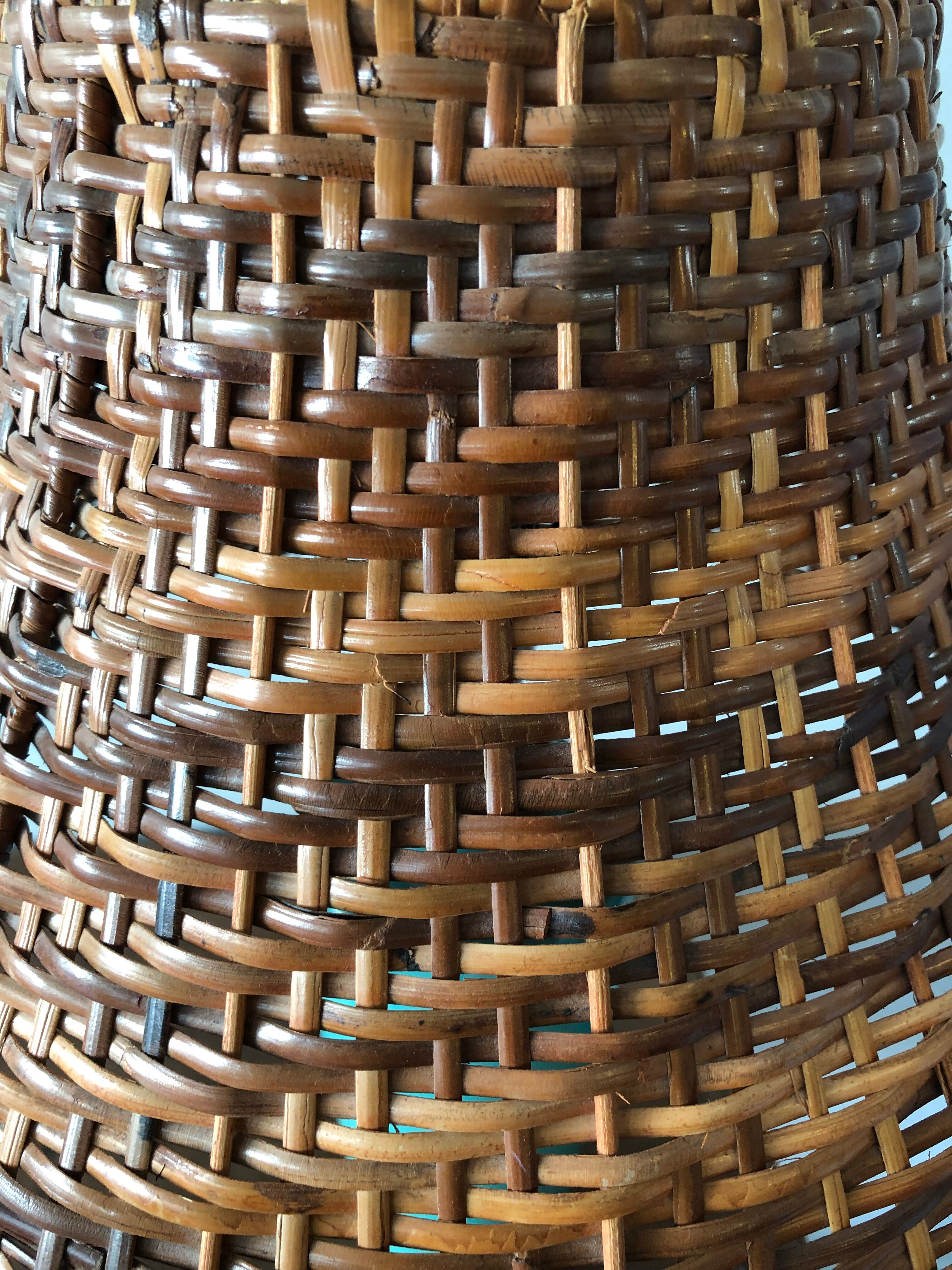 Enamelled ceramic lamp and rattan