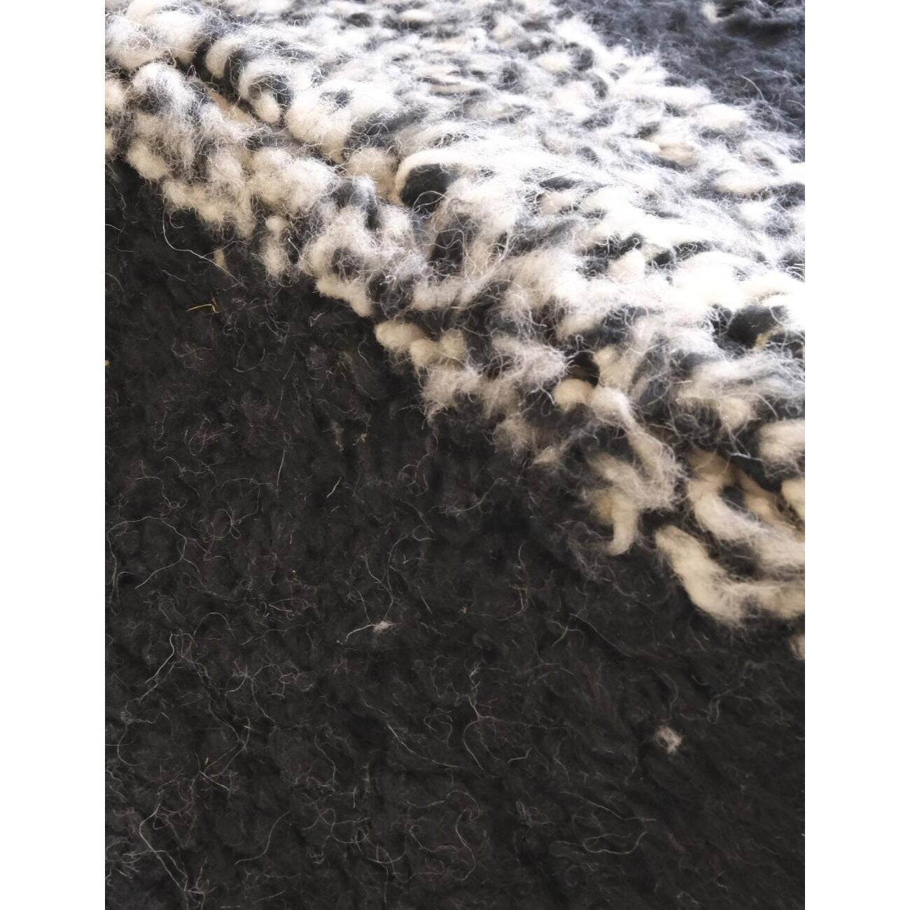 Traditional hand-woven Berber wool rug, size 150 x 250 cm