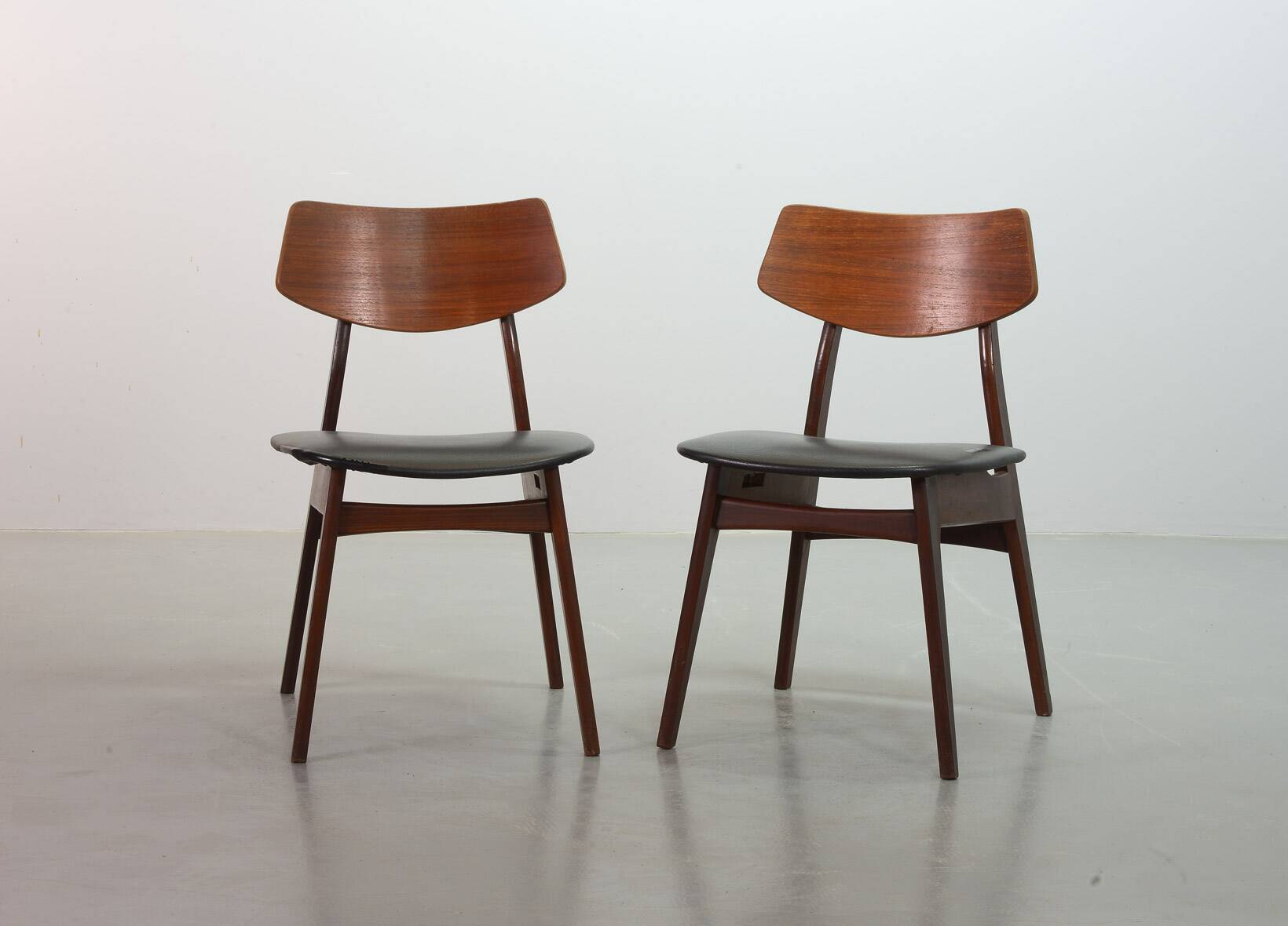 Elegant Set of 2 Webe Teak Wooden Dining Chairs by Louis van Teeffelen, 196
