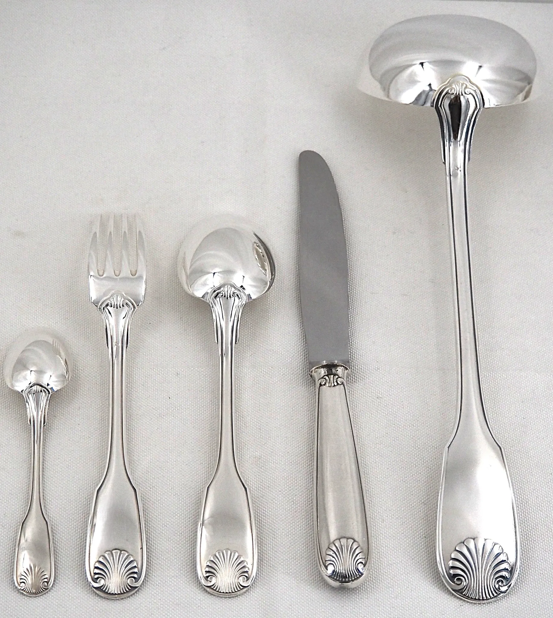 Christofle Vendôme Shell, cutlery set 49 pieces, silver-plated knives.