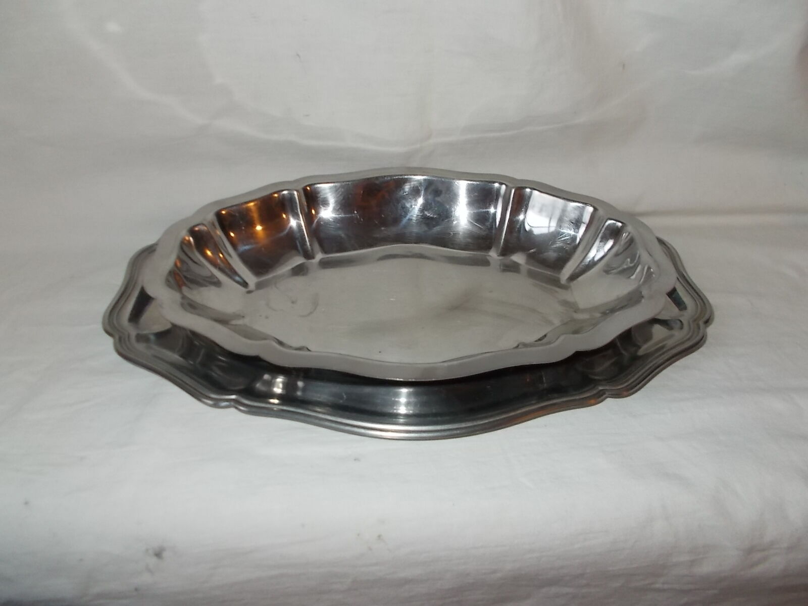 Lot of 2 oval stainless steel dishes