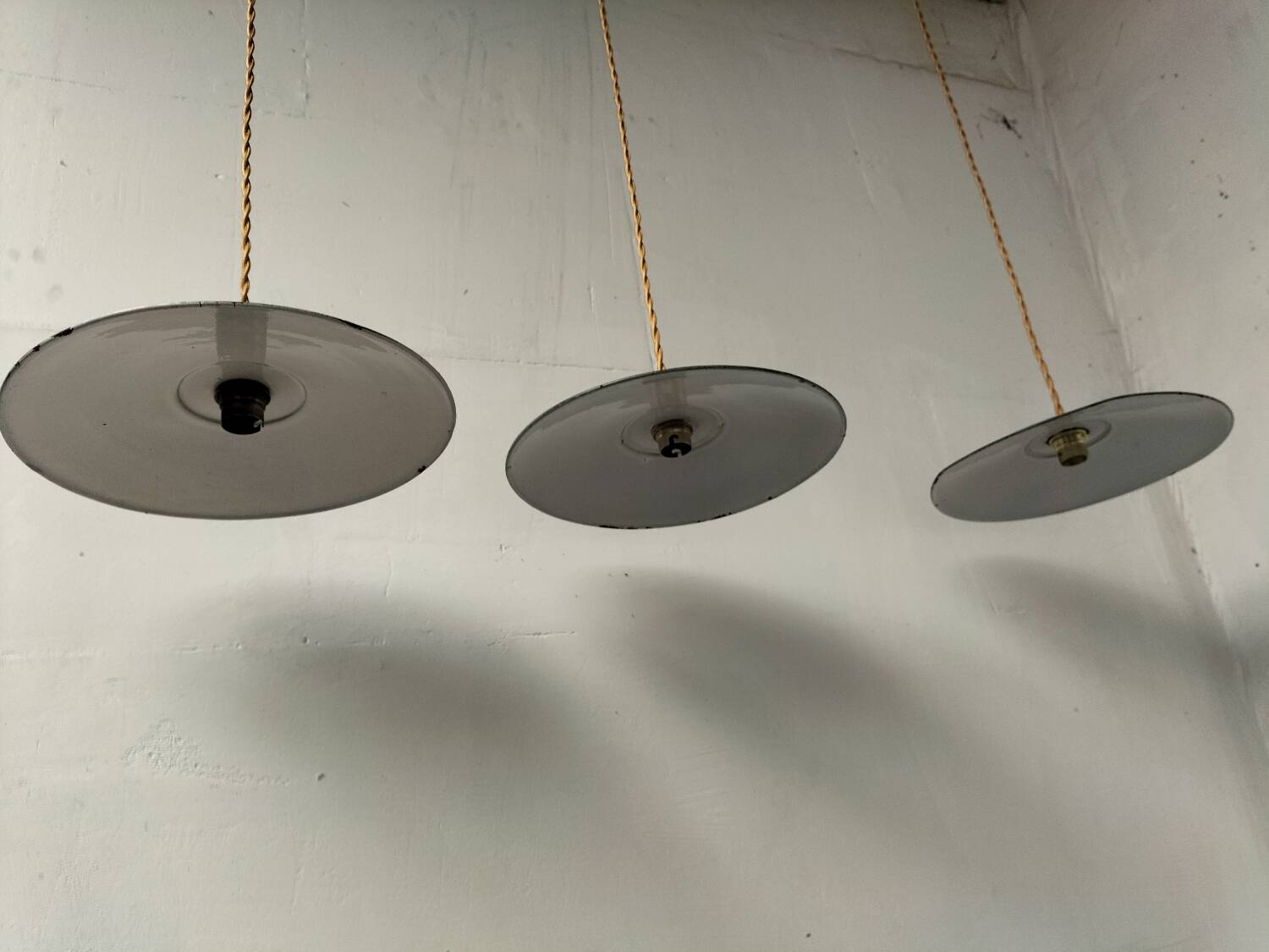 3 enamelled sheet metal suspensions