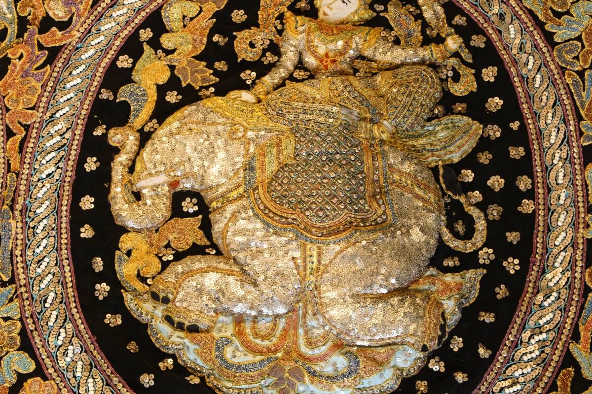 Tapisserie birmane Kalaga, les éléphants, perles et sequins