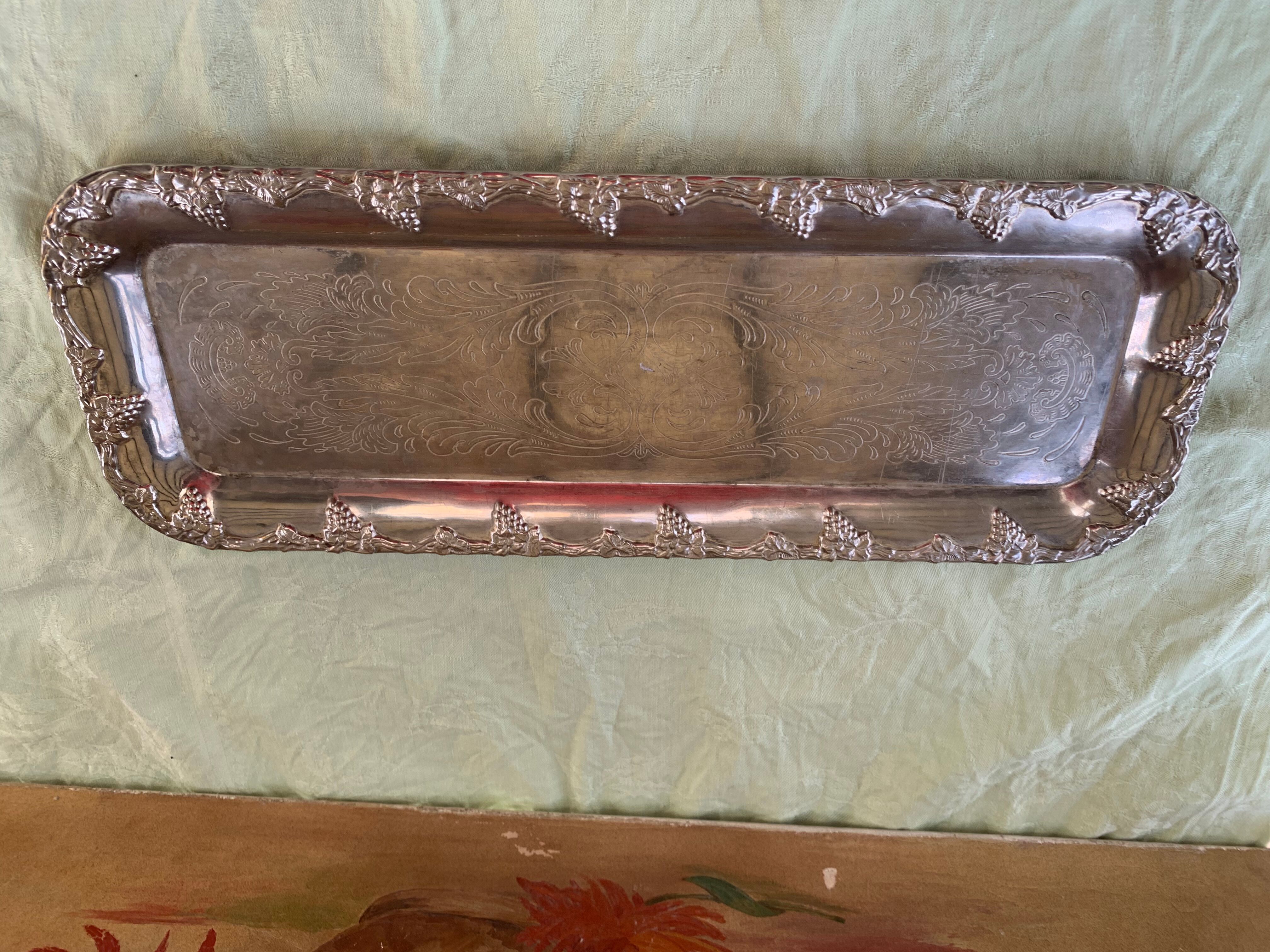 Rectangular metal top in chiseled silver color and vintage grape pattern