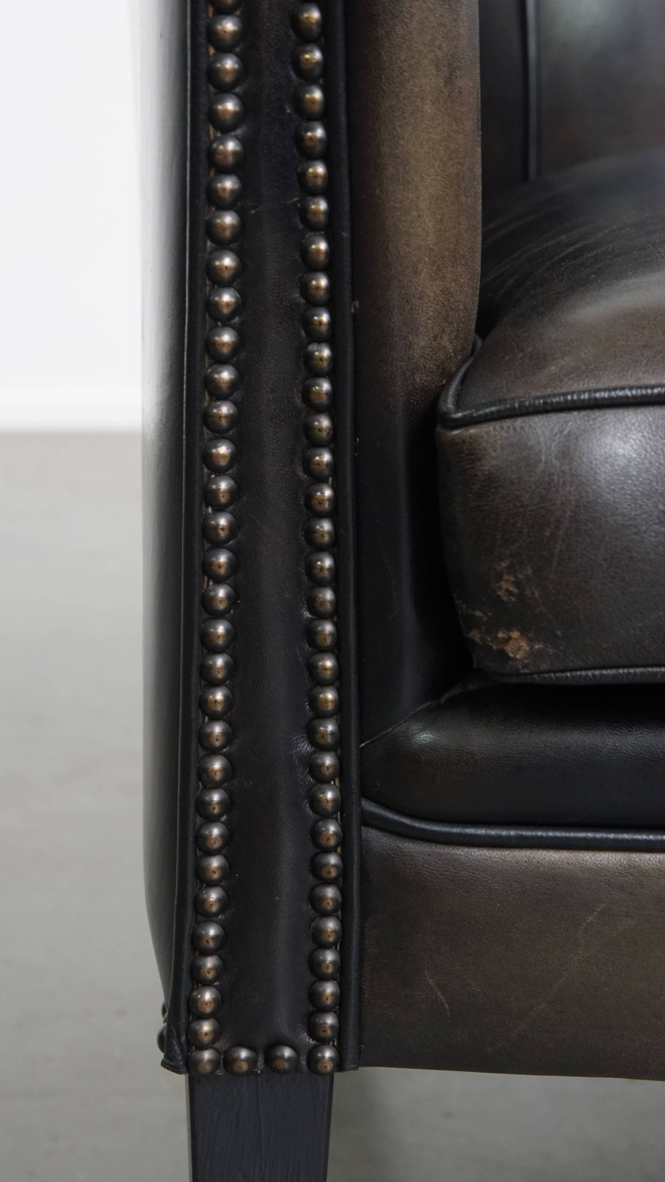 Fauteuil club noir/gris en cuir de mouton