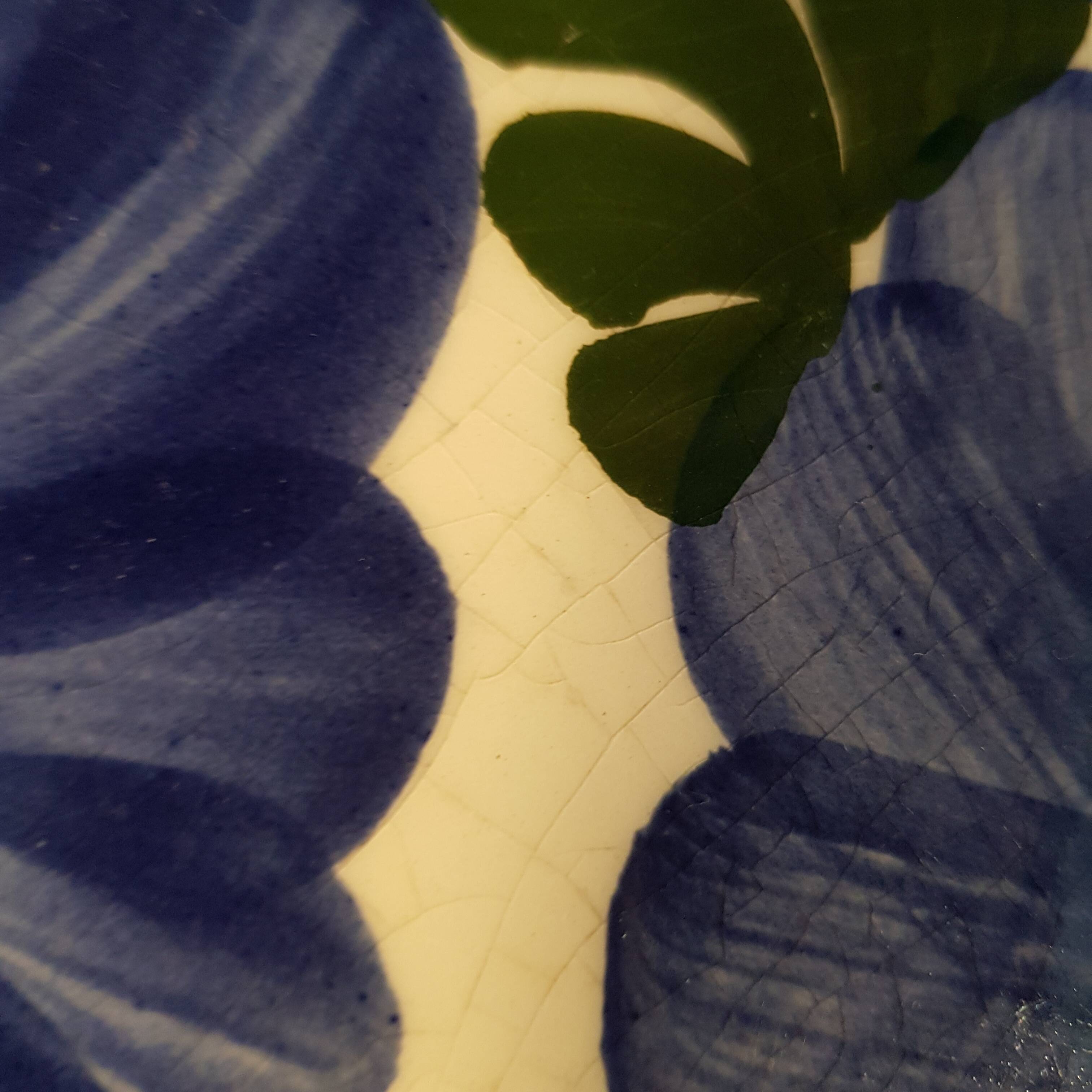 4 decorative earthenware plates