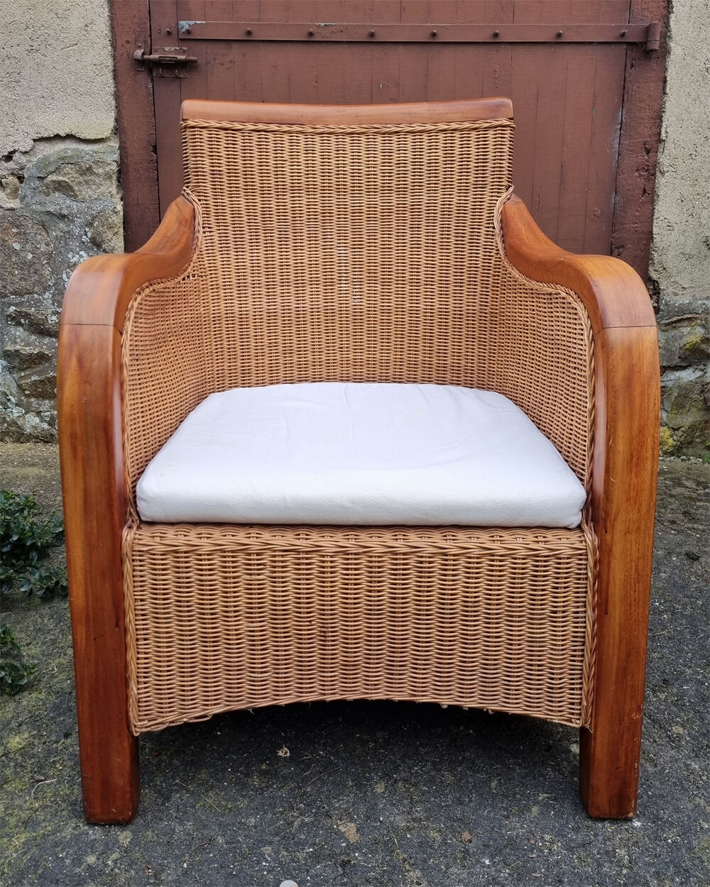 Fauteuil esprit colonial, bois et rotin, accoudoirs