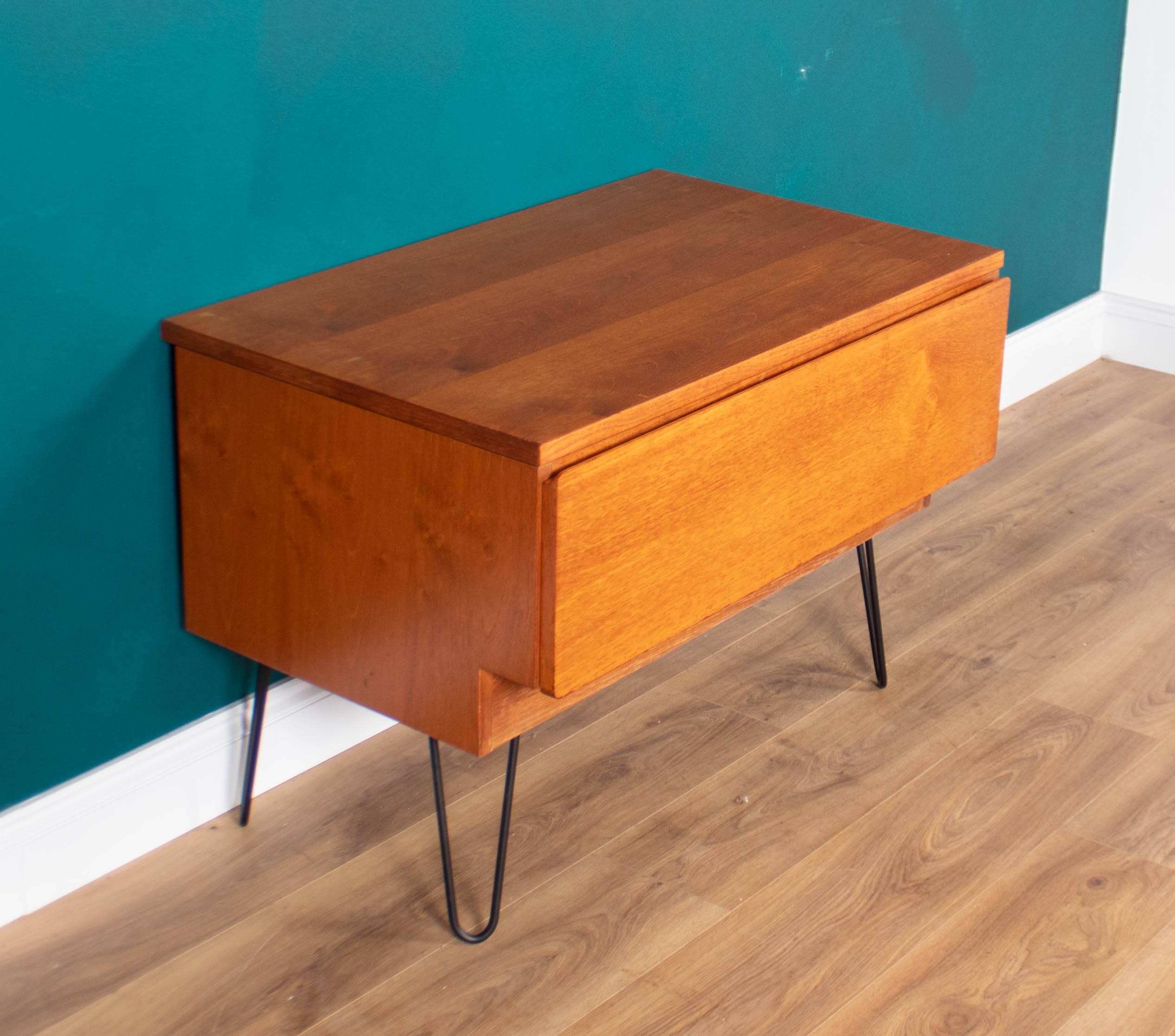 Table de lampe d'appoint console Tapley rétro en teck des années 1960 avec tiroir
