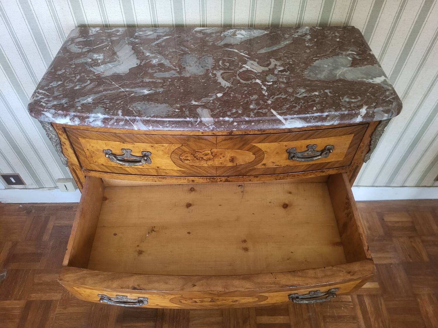 Chest of drawers with 4 drawers in Louis XV style
