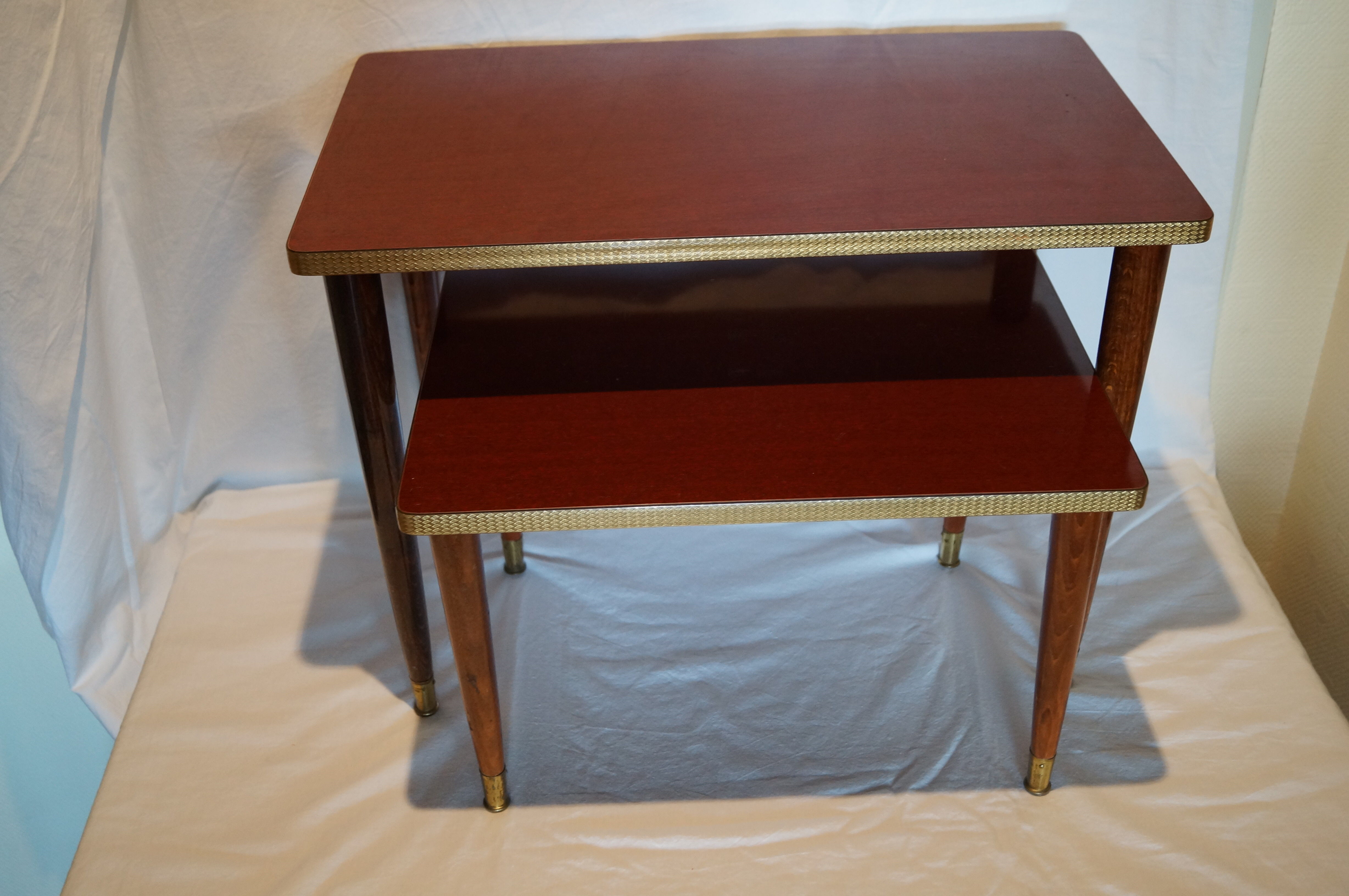 Lot of 2 nesting tables