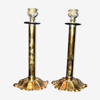 Set of 2 antique candlesticks in gilded brass with classic decor - lead weighted base