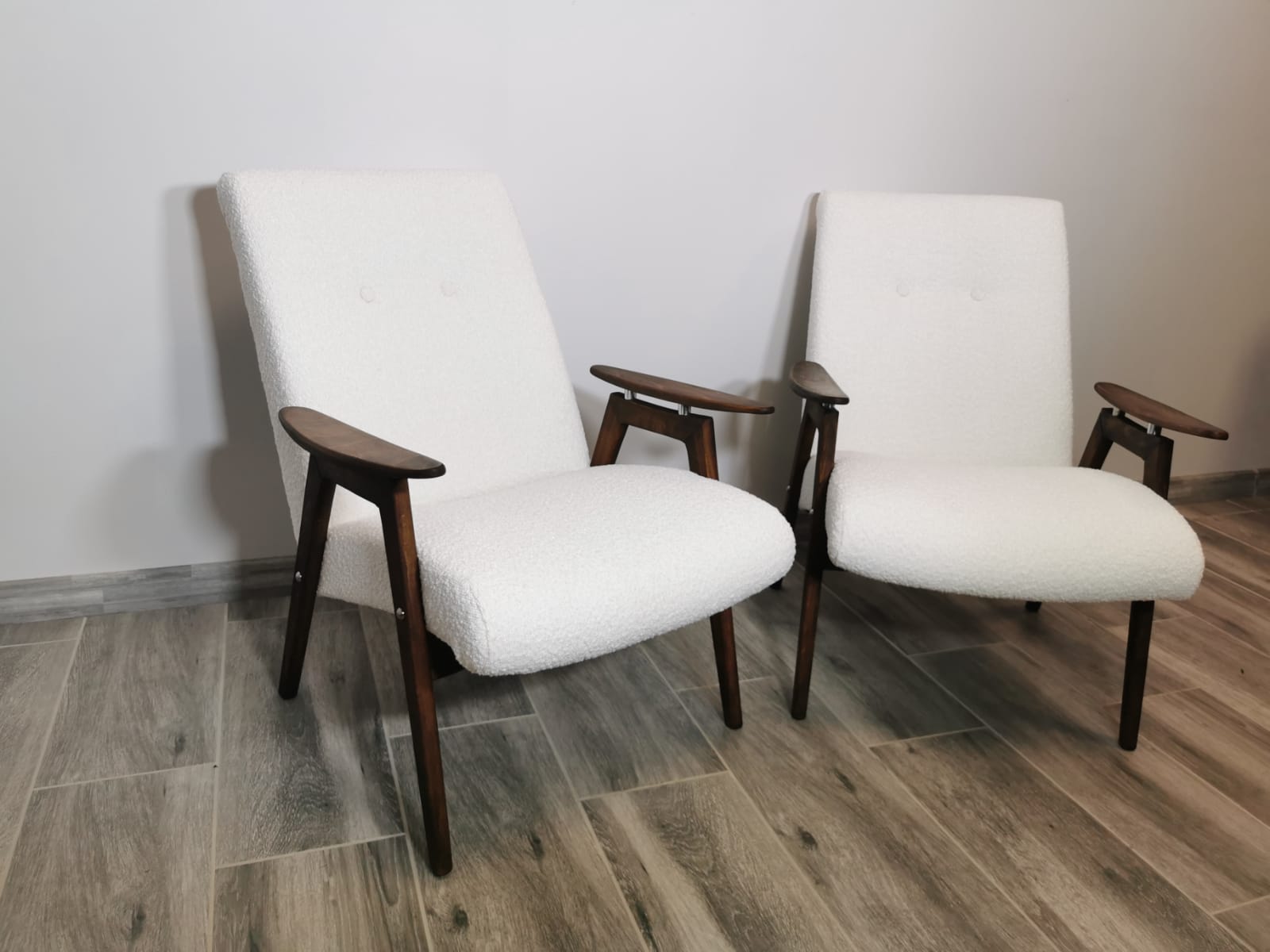 Paire de fauteuils par Jaroslav Smidek restaurés