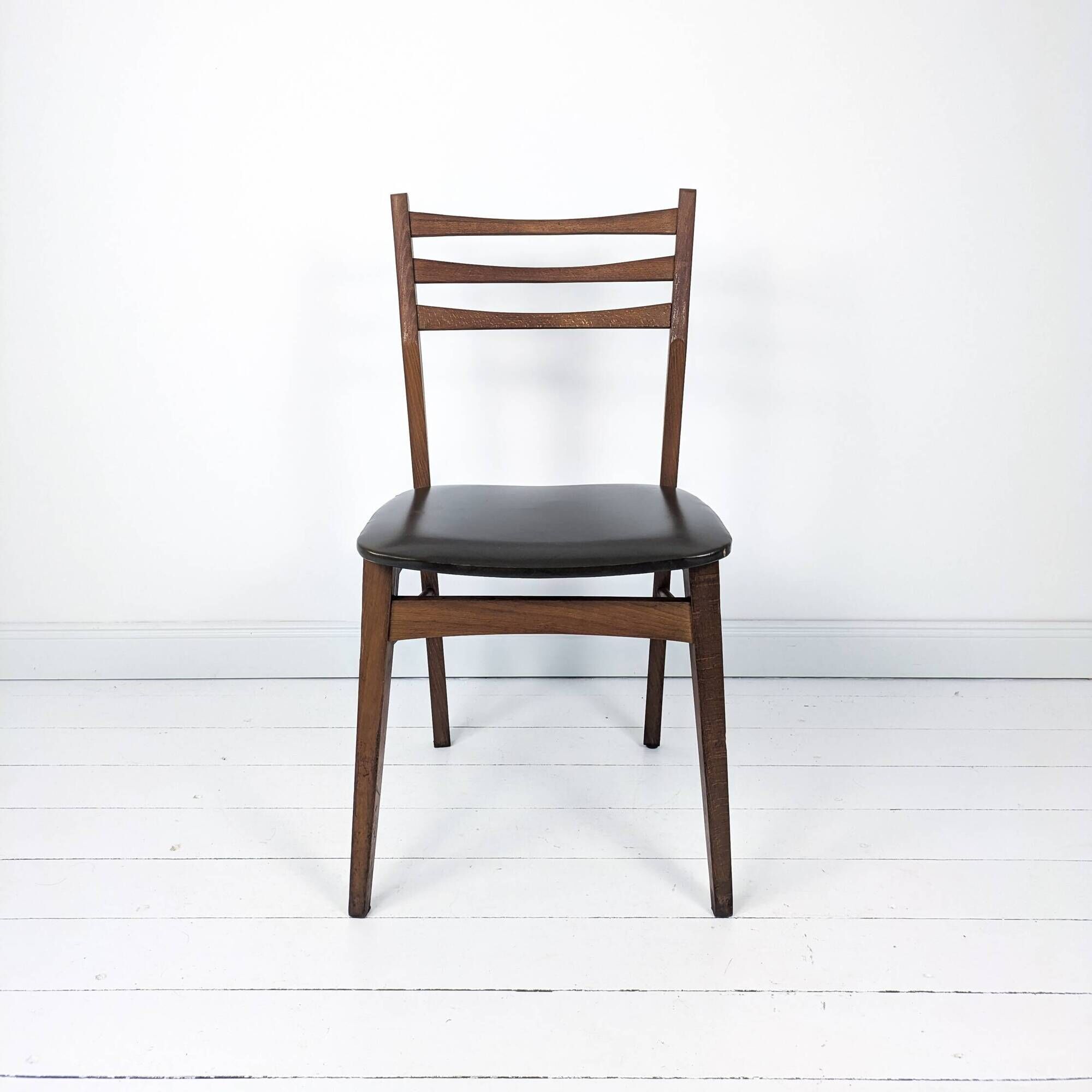 Chaise vintage design danois en bois avec assise en simili cuir olive brun
