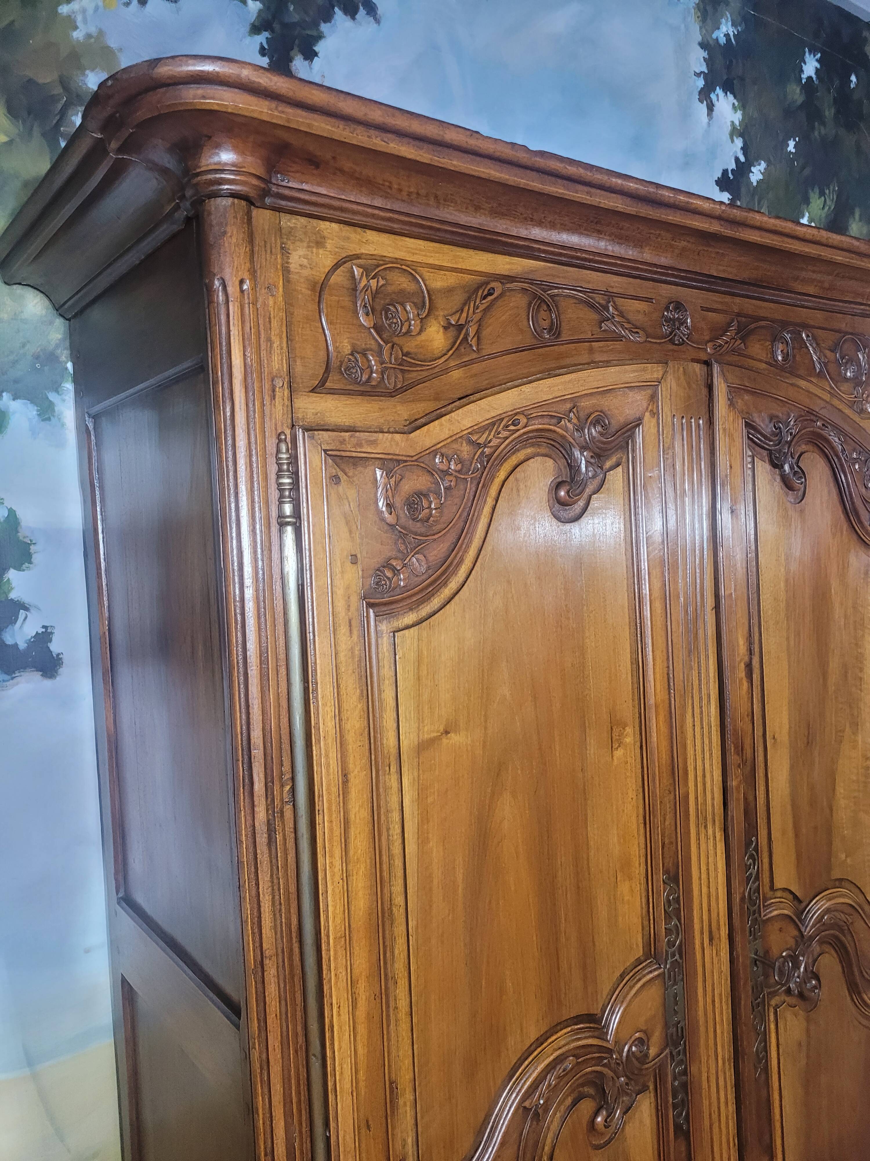 Low walnut cabinet from the late 18th century