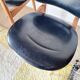 Paire de chaises vintage 1960 – Pieds compas & Simili-cuir noir