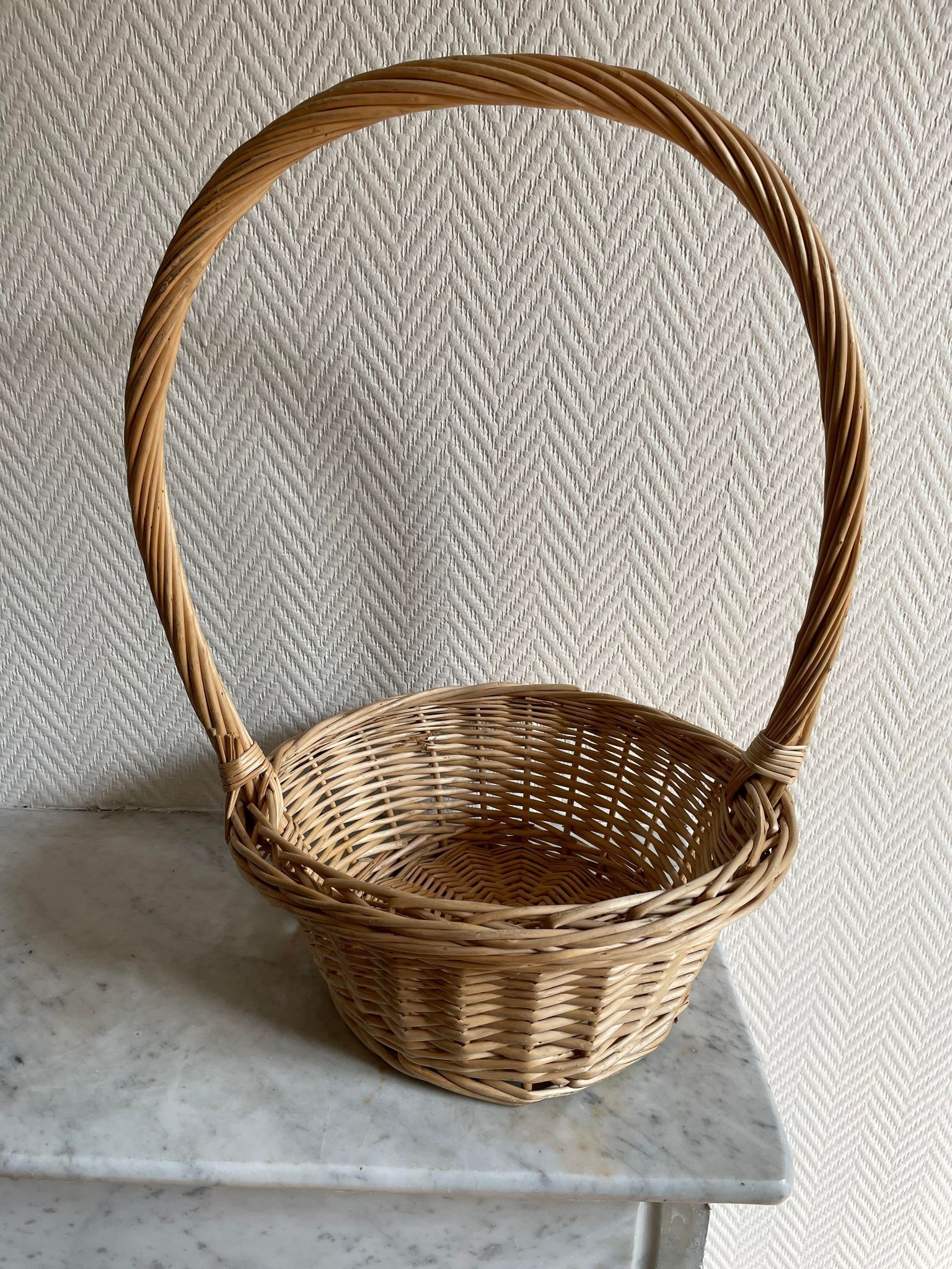 Round beige basket high handle