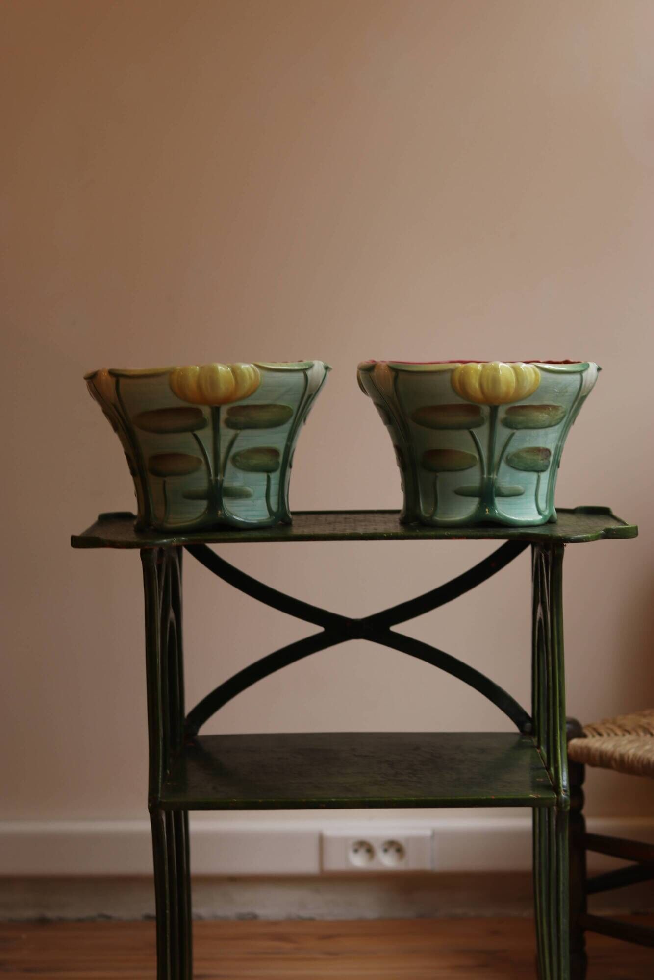 Pair of Art Nouveau cache-pots in barbotine, Saint-Clément manufacture, ve