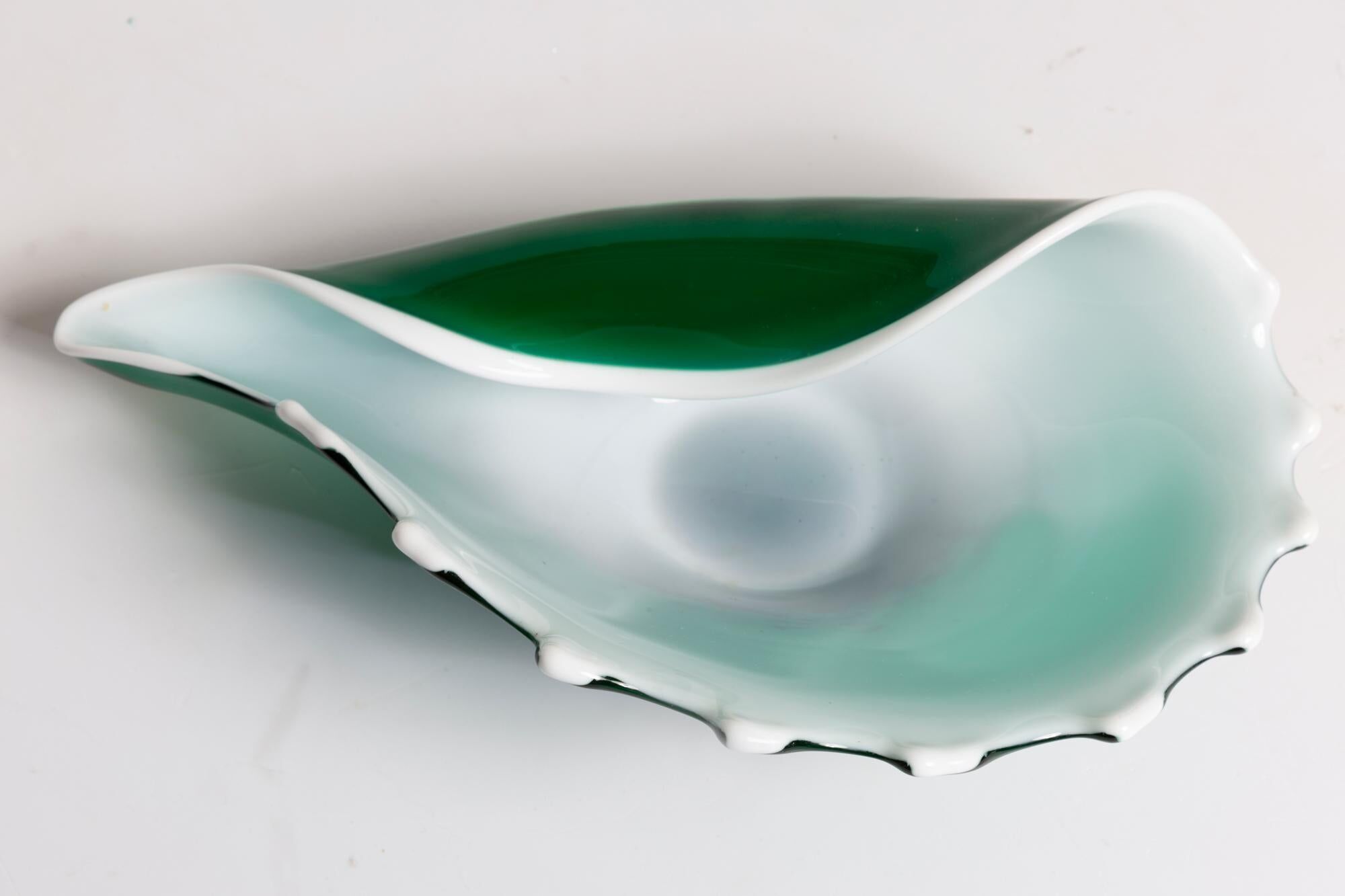 Vintage green and white decorative plate mid-century small shell Italy 1960