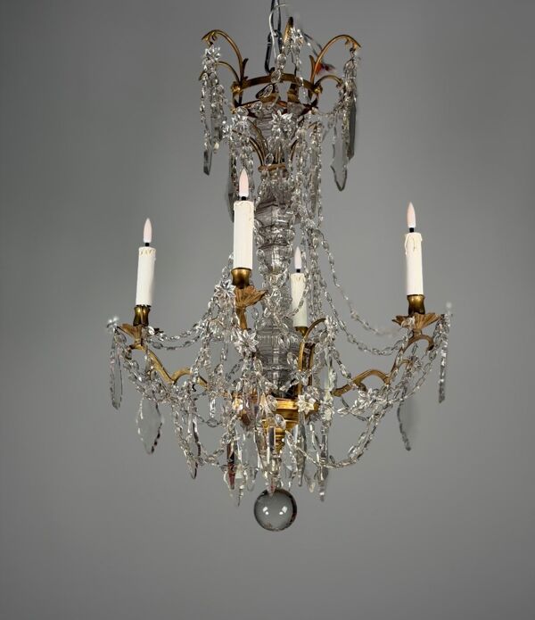 Lustre en bronze et pampilles de cristal taillé, vers 1800