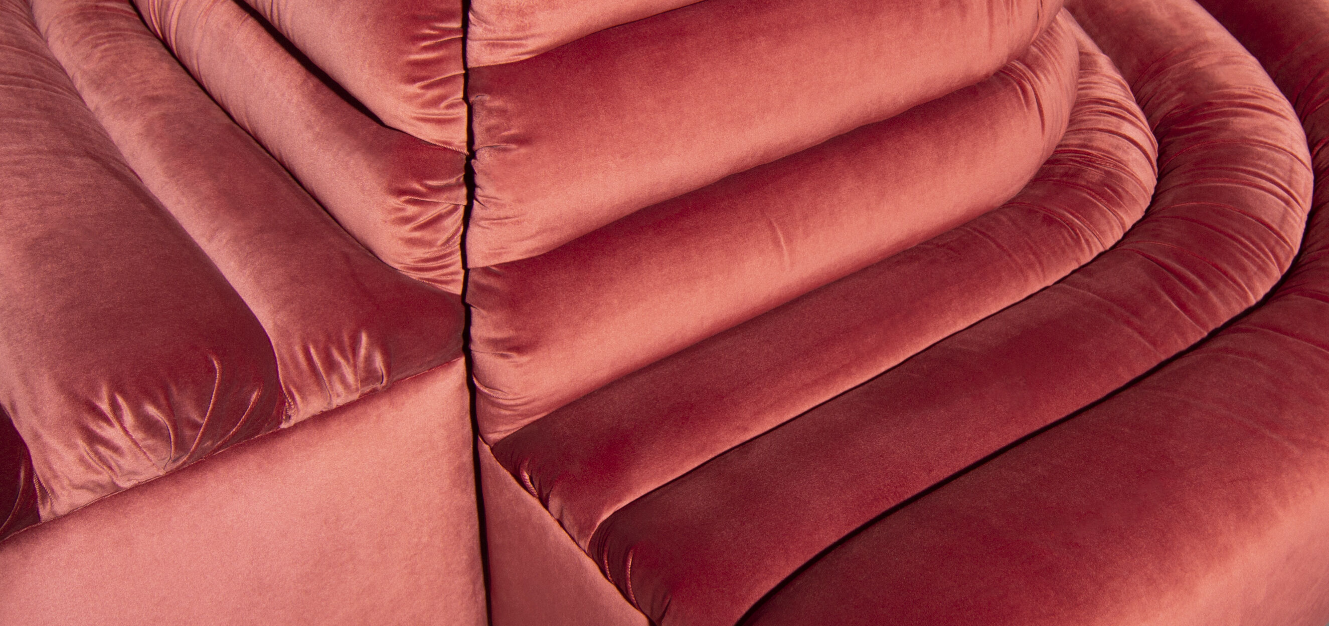 Italian design round sofa in pink velvet