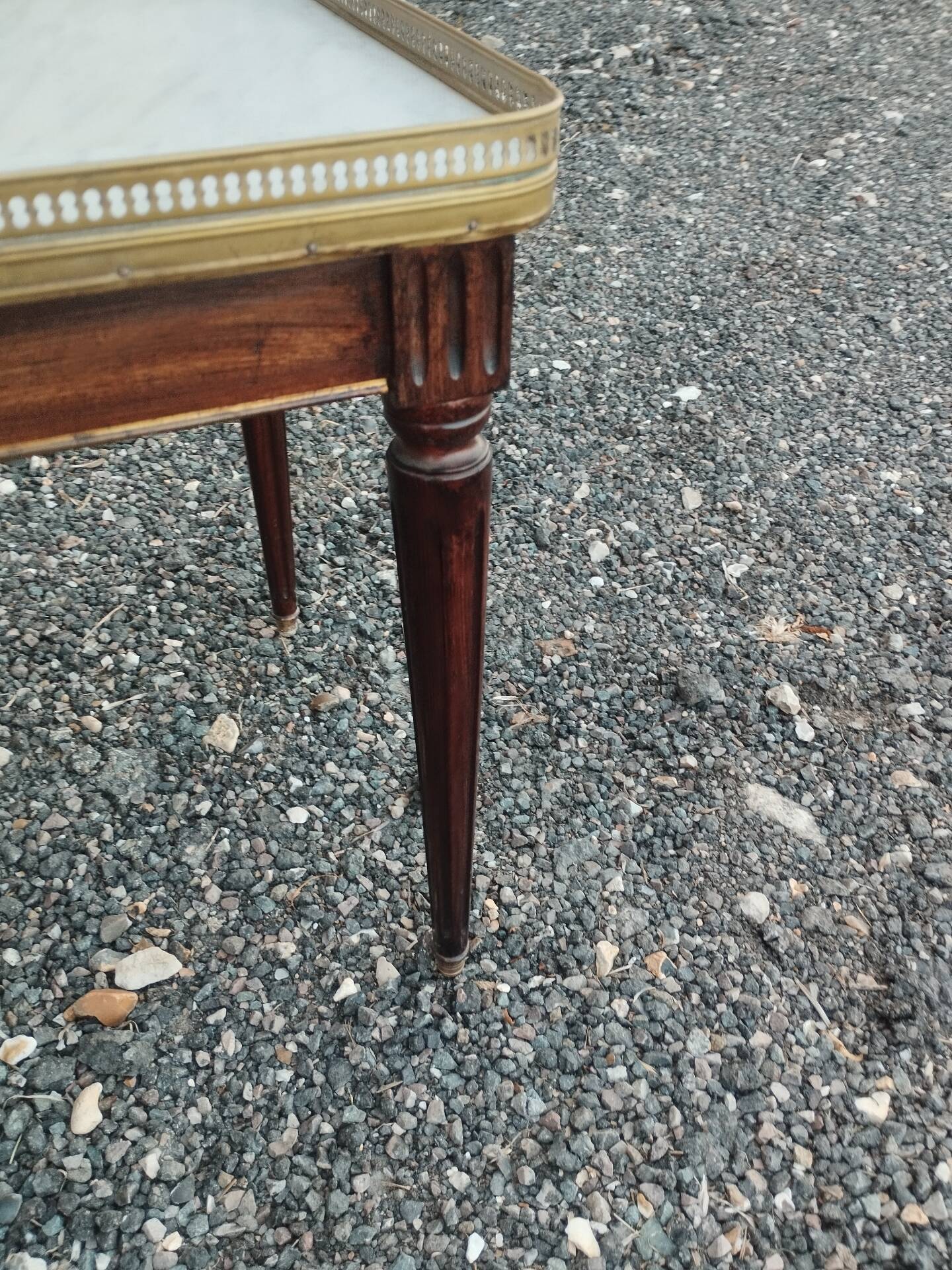 Table basse ancienne style louis xvi avec plateau marbre