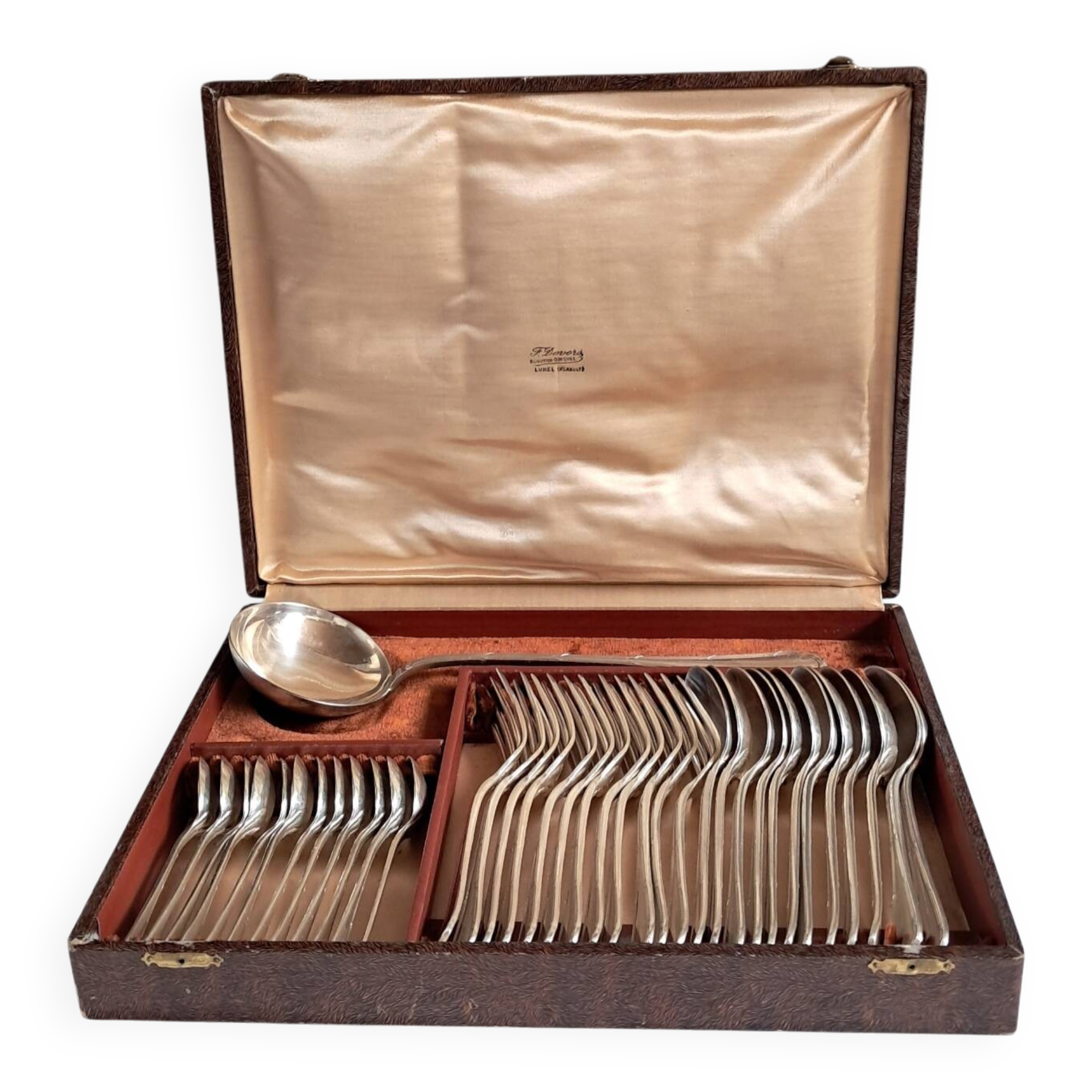 37-piece cutlery set in the liner style