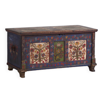 Malle bleue ancienne avec détails floraux peints à la main, c.1870