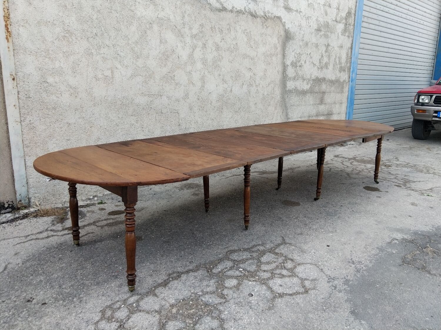 Extending table with 8 legs