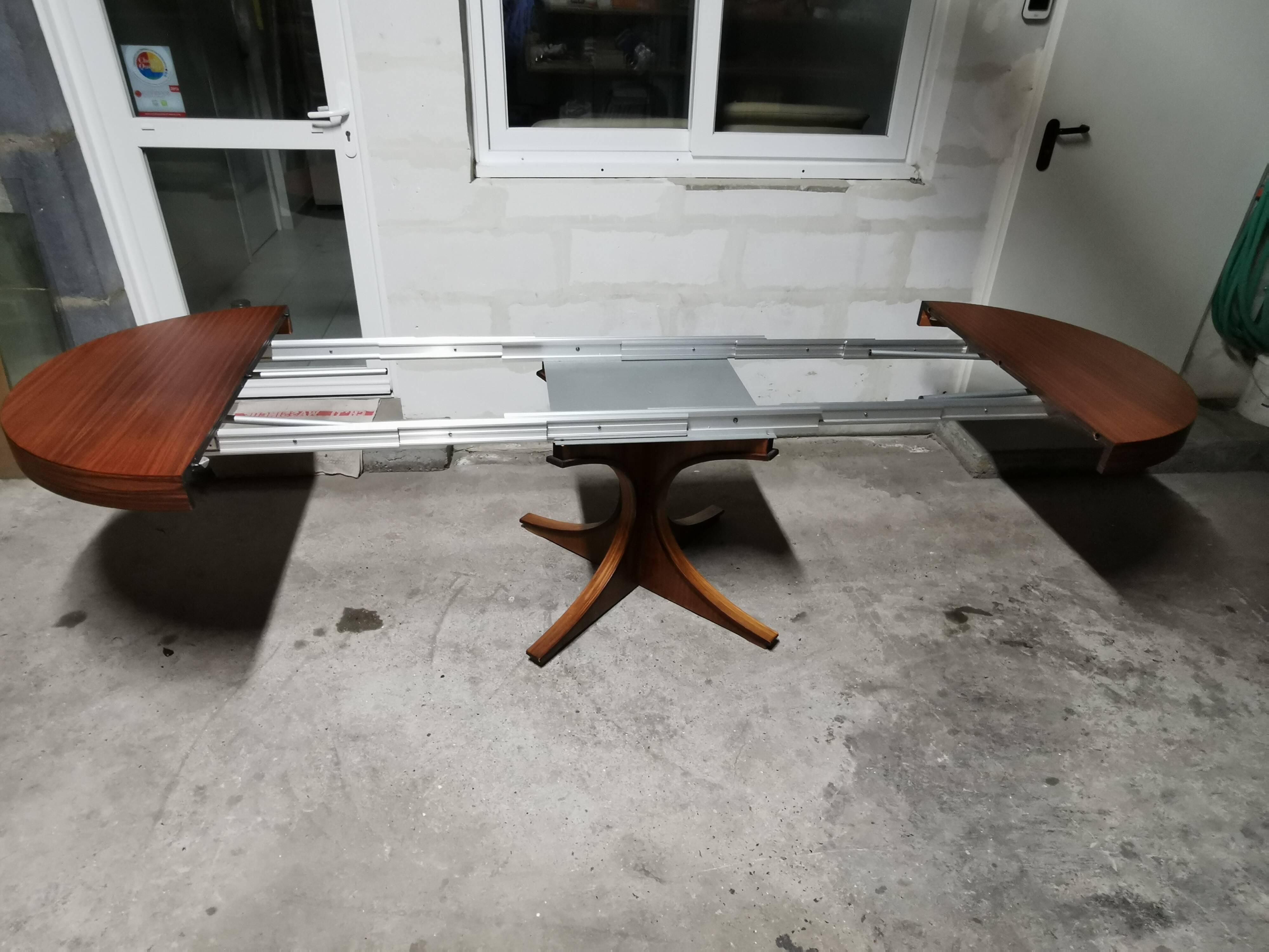 Rosewood extendable round table by Luigi Bartolini. vintage dining room 1960/70