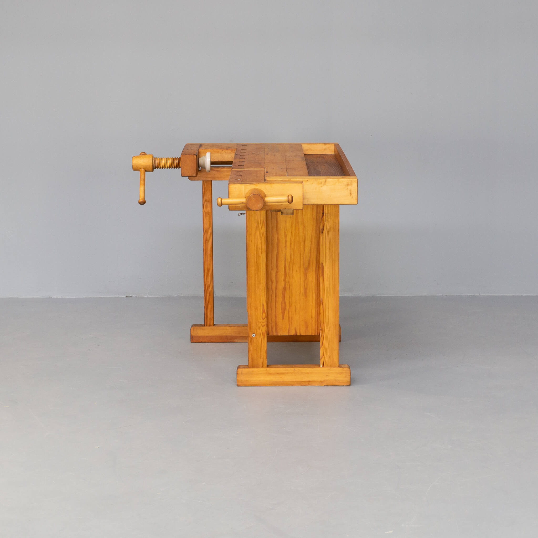 Sjoberg wooden workbench with drawers and 1 door cabinet