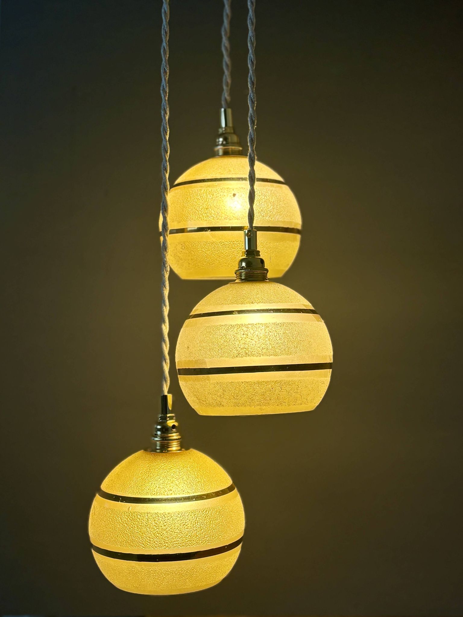 Suspension triple vintage glass globes in frosted yellow and gold.