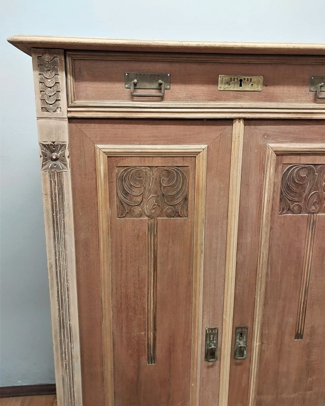 Art Nouveau chest of drawers in walnut