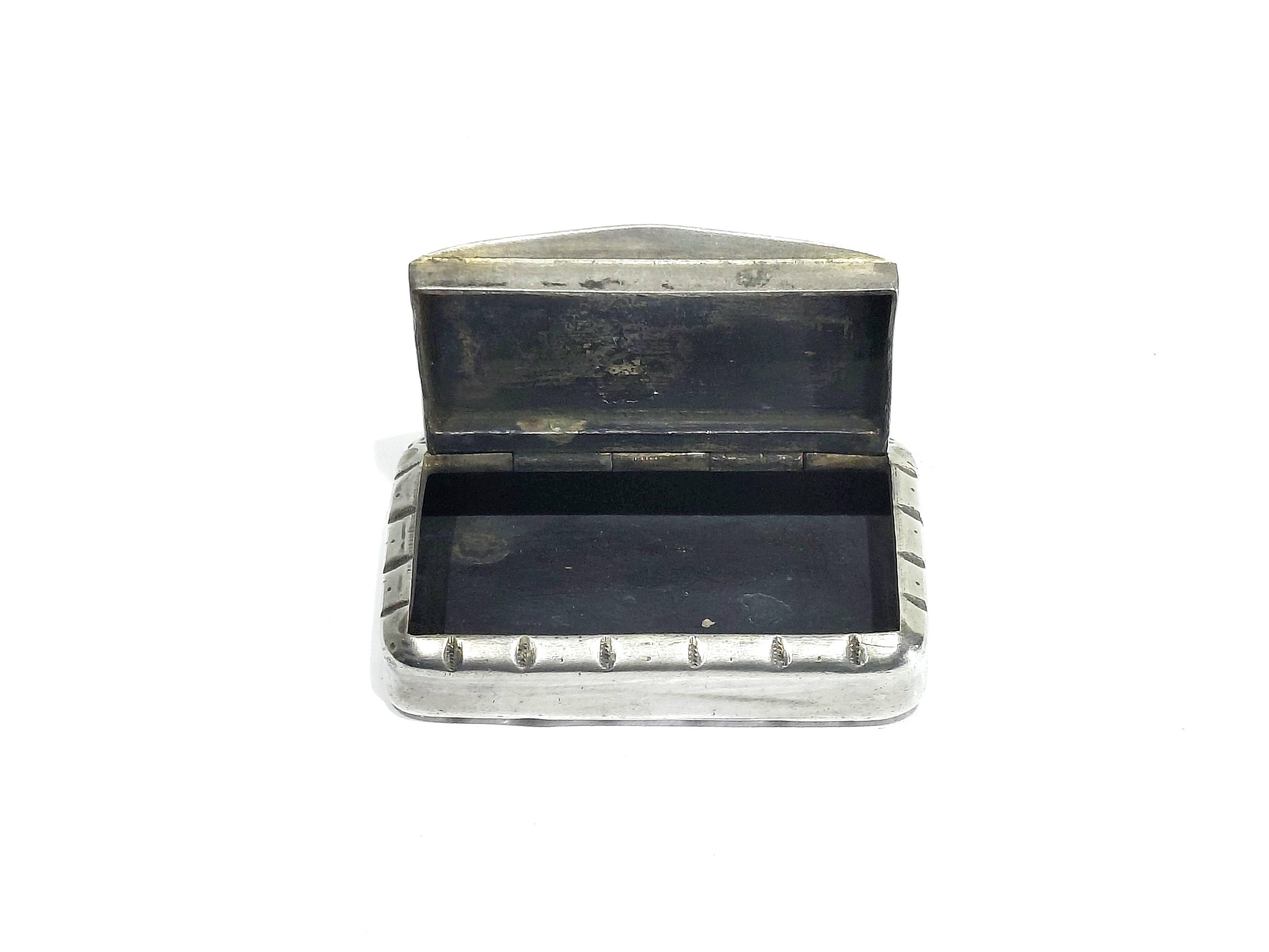 Silver guilléché snuff box