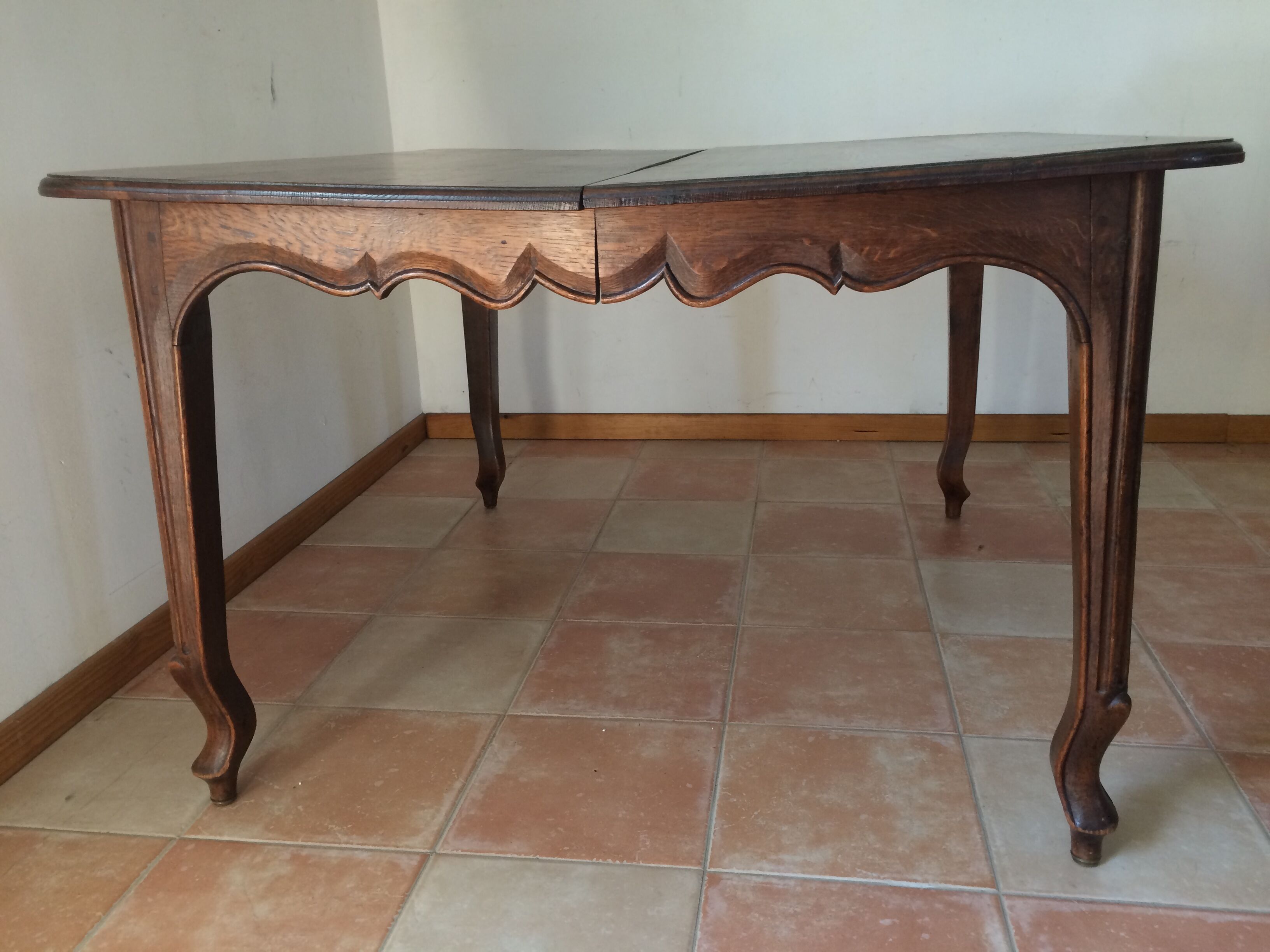 Expandable oak farm table. Late 19th.