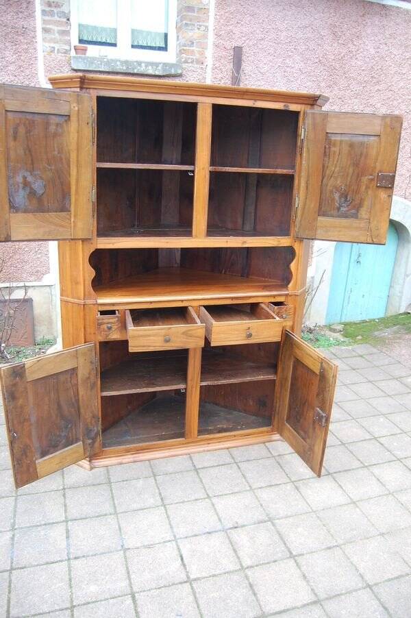 Louis XVI period corner cabinet in walnut from the 18th century