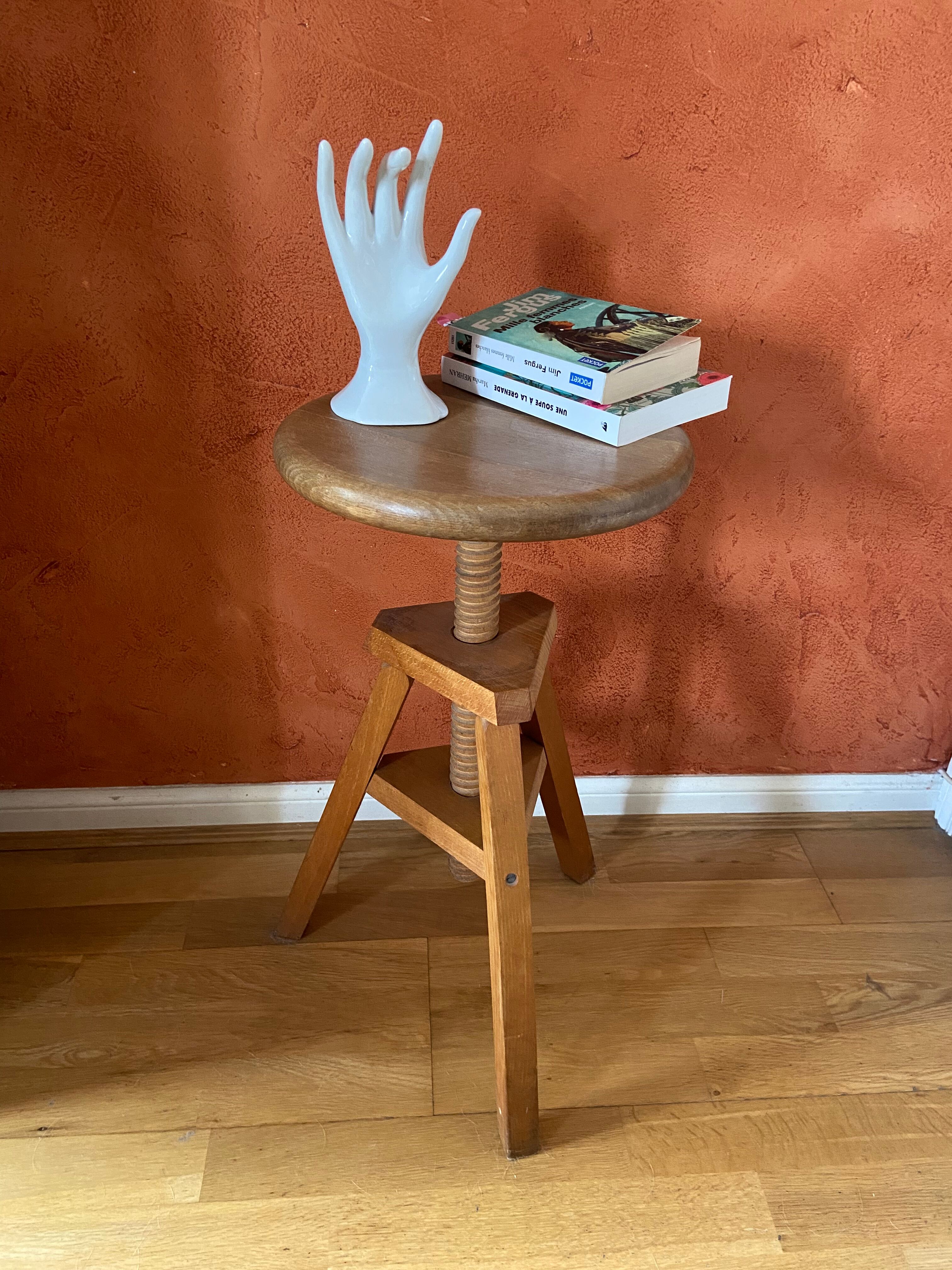 Watchmaker's tripod screw stool
