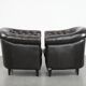 Ensemble de deux luxueux fauteuils club Chesterfield en cuir de vachette noir.