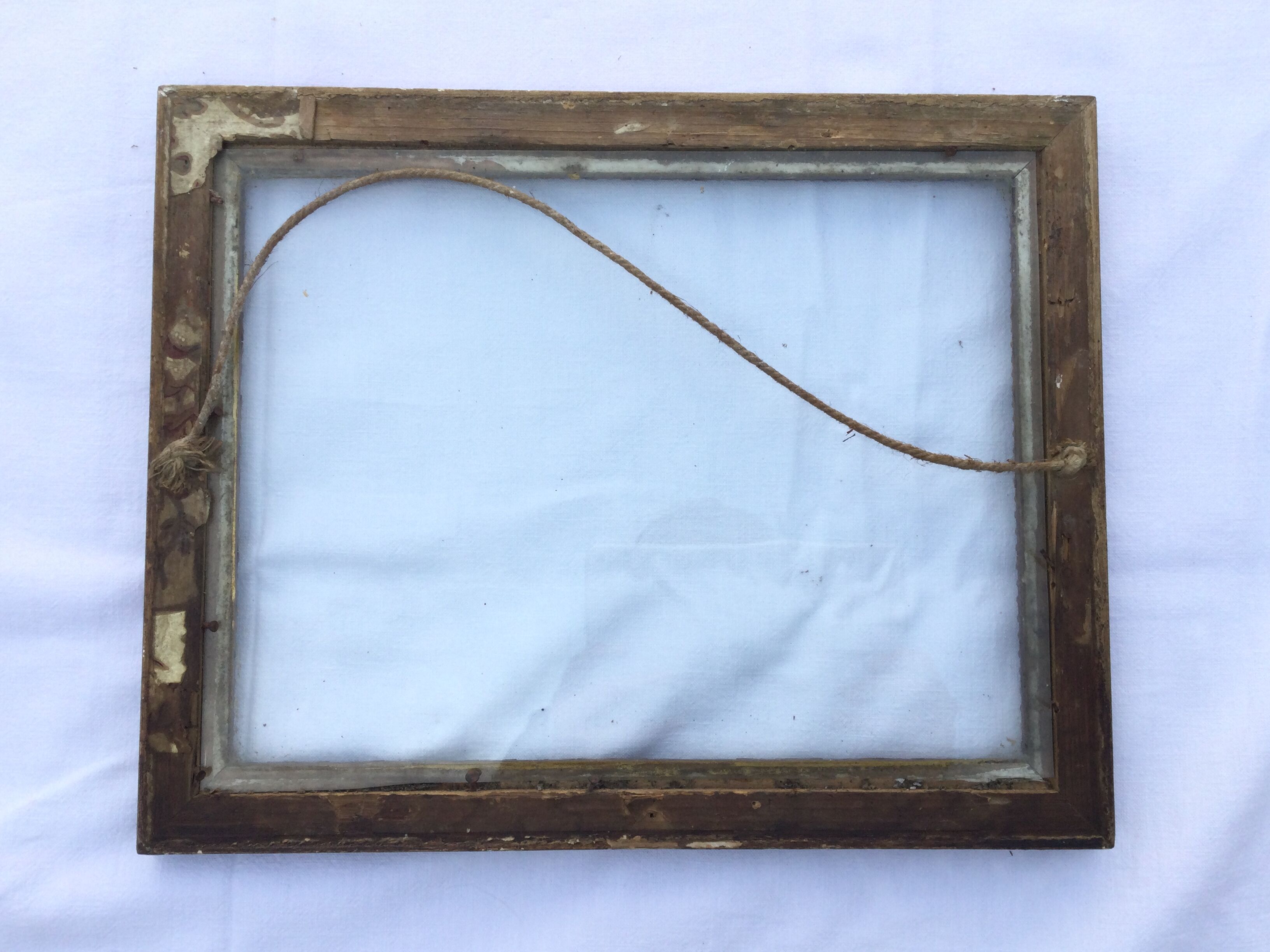 Gilded wooden frame and its glass