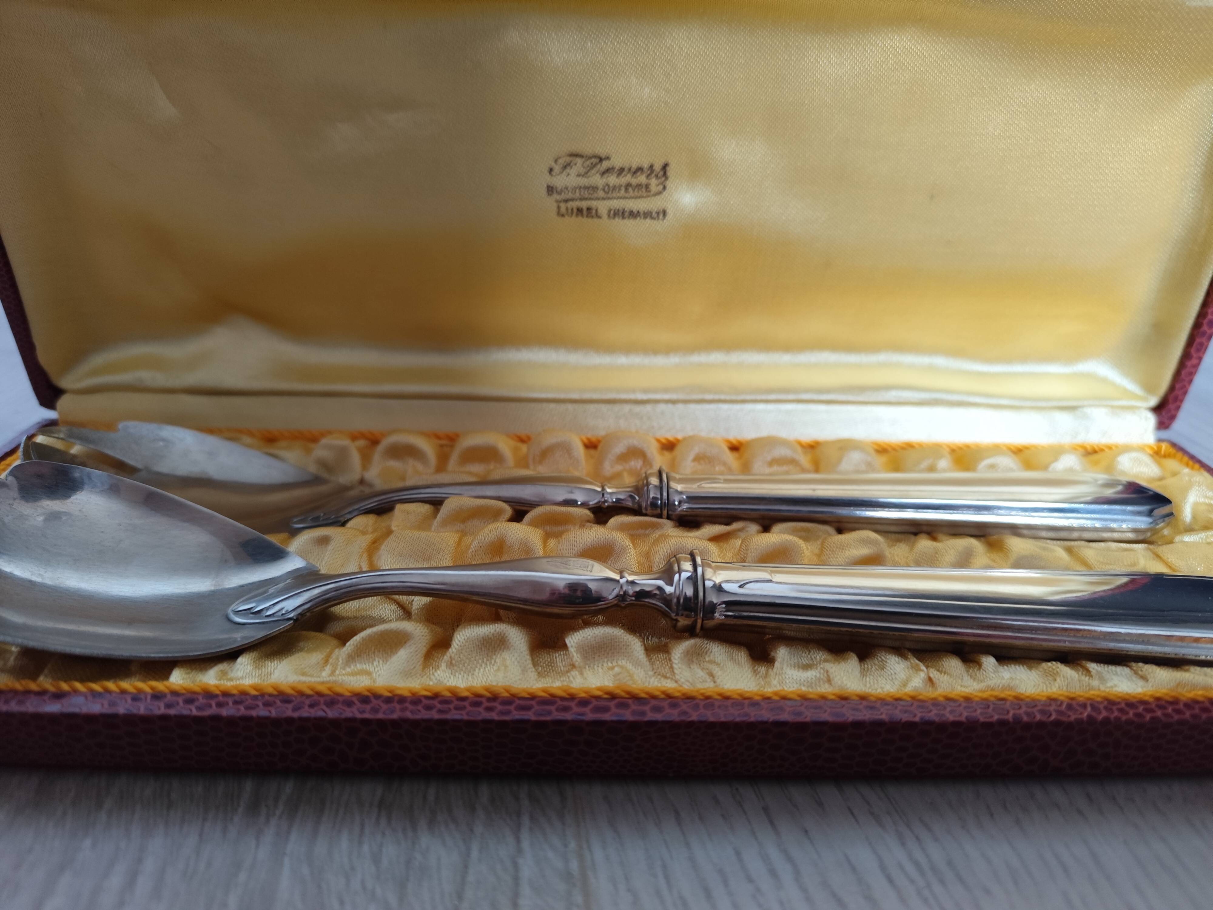 Silver-plated metal salad serving spoons in their vintage case
