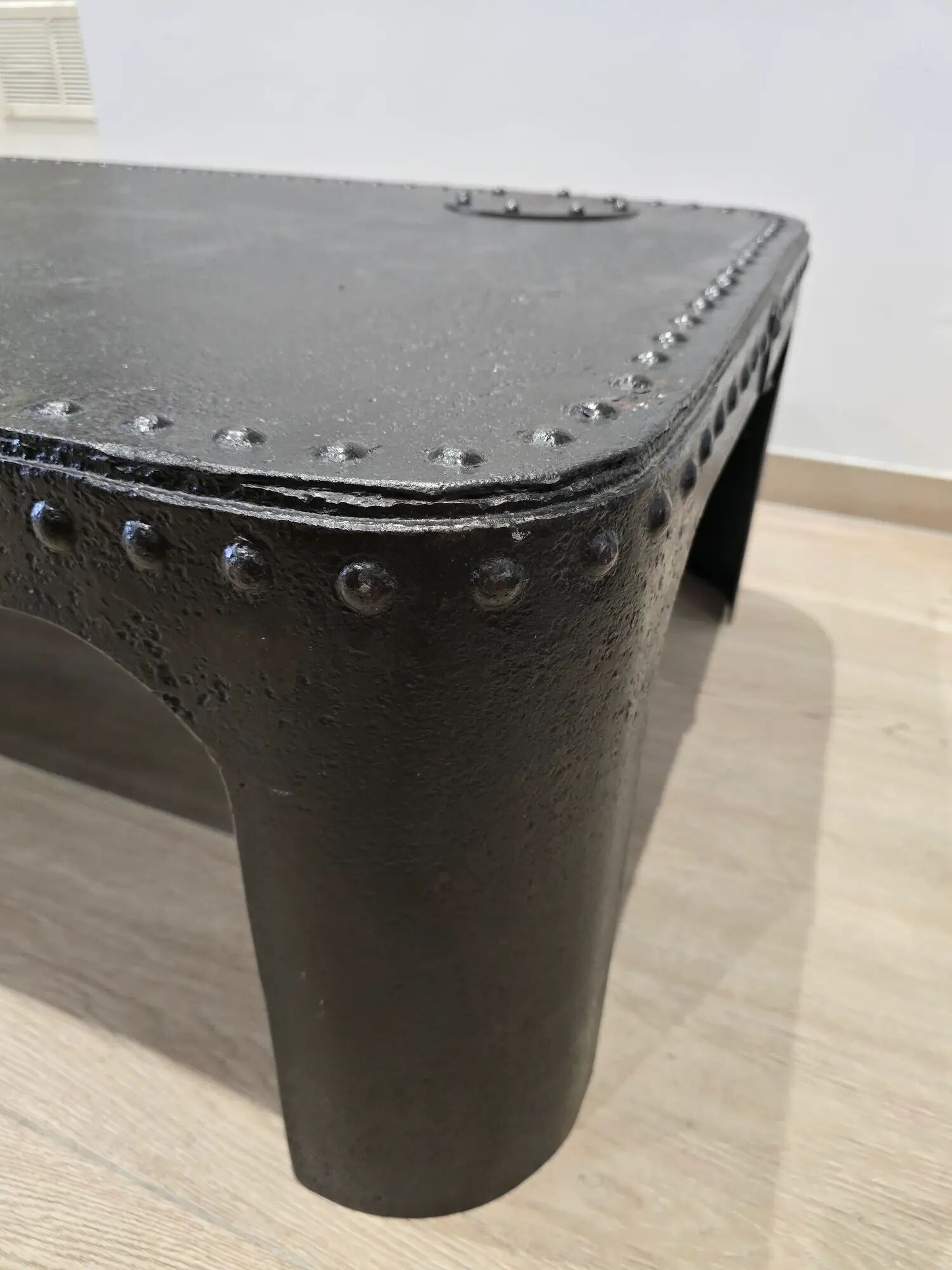 Industrial coffee table in riveted metal from around 1920 – black patina – 145 × 80 cm
