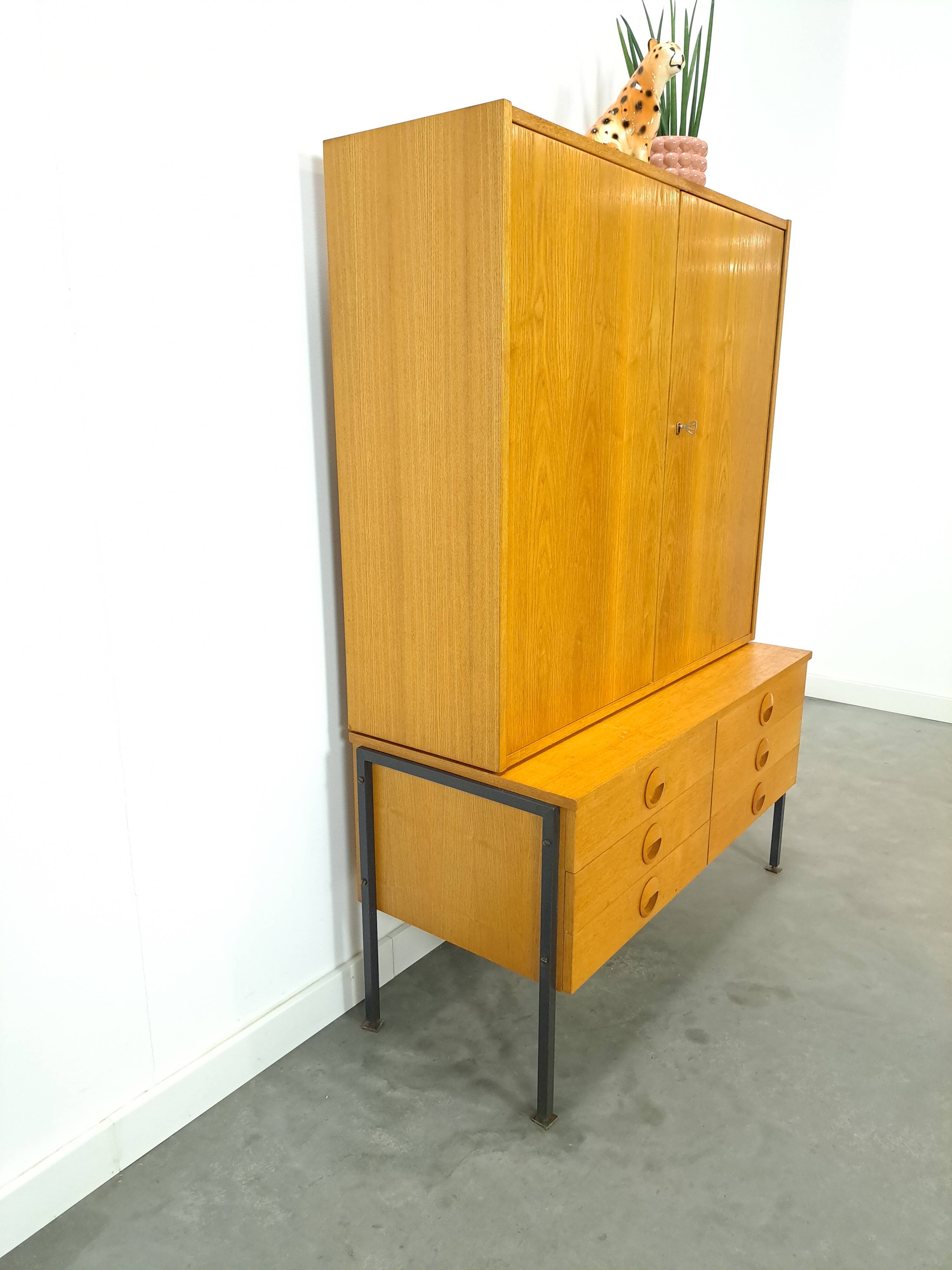Armoire en placage Hellerau avec pieds et tiroirs en acier