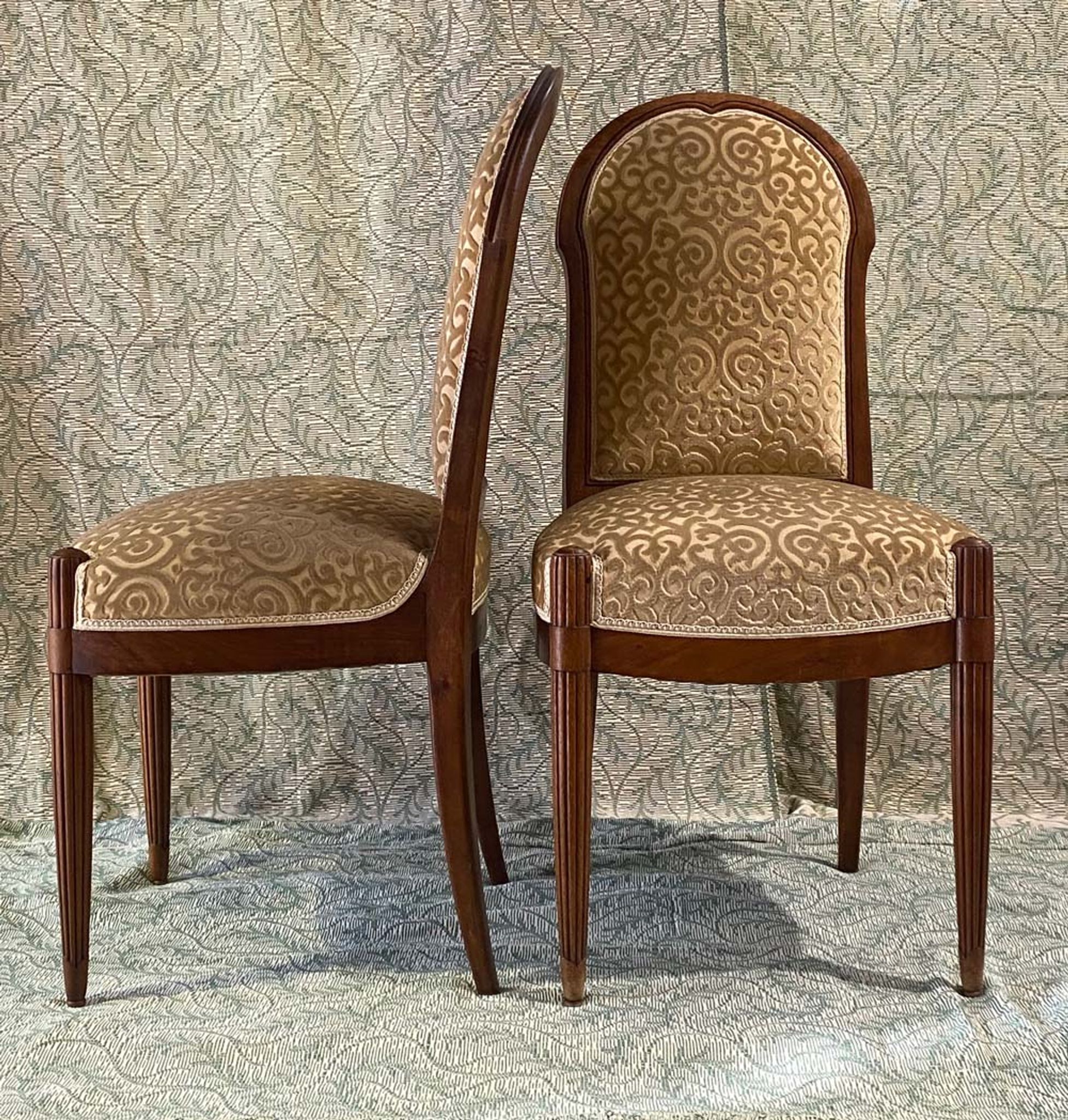 Paire de chaises anciennes en noyer