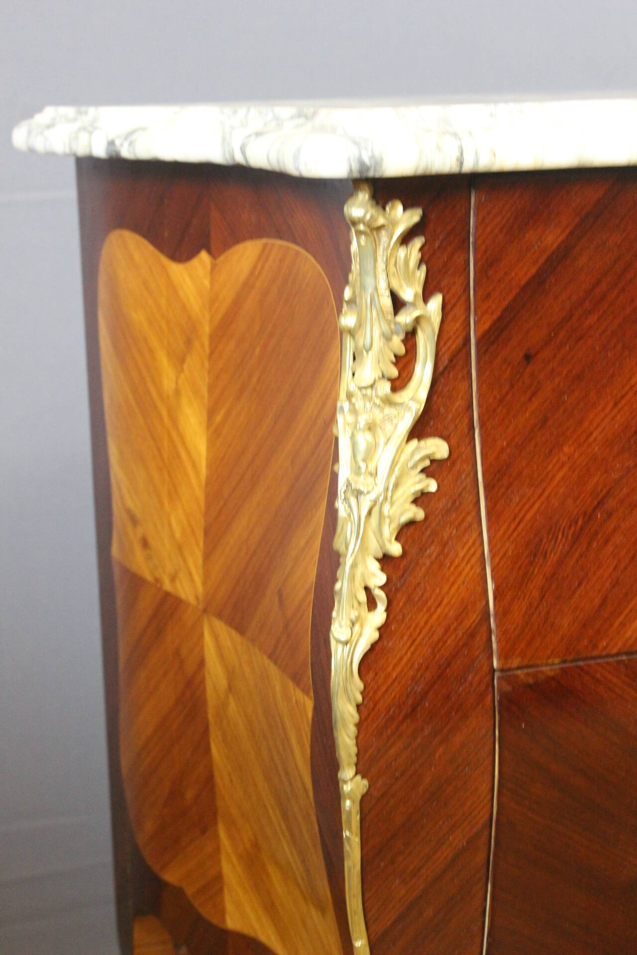 Commode de style Louis XV en Marqueterie vers 1900