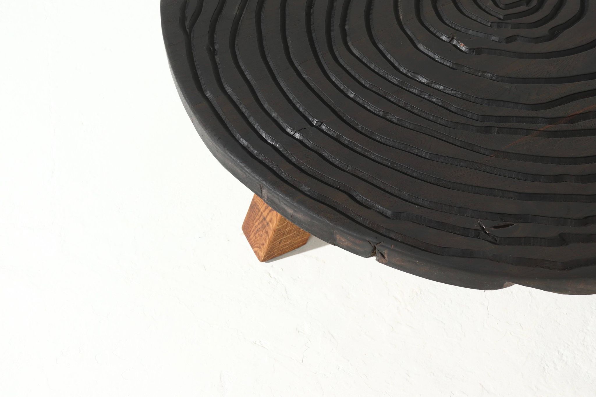 Table basse ronde tripode artisanale en chêne massif des années 1960