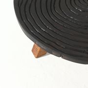 Table basse ronde tripode artisanale en chêne massif des années 1960