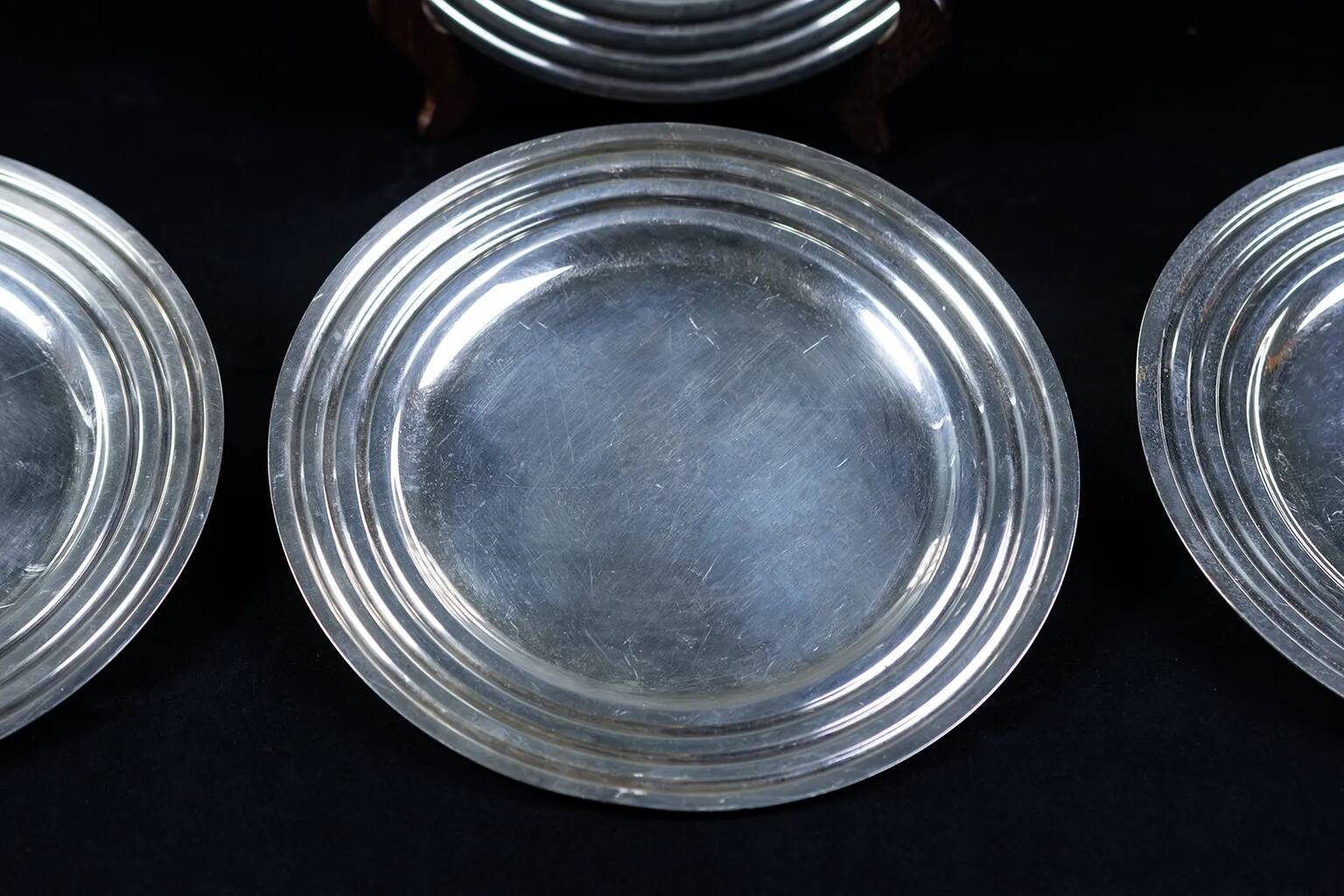 4 Assiettes Art Déco métal argenté – Christofle, Ondulations par Luc Lanel