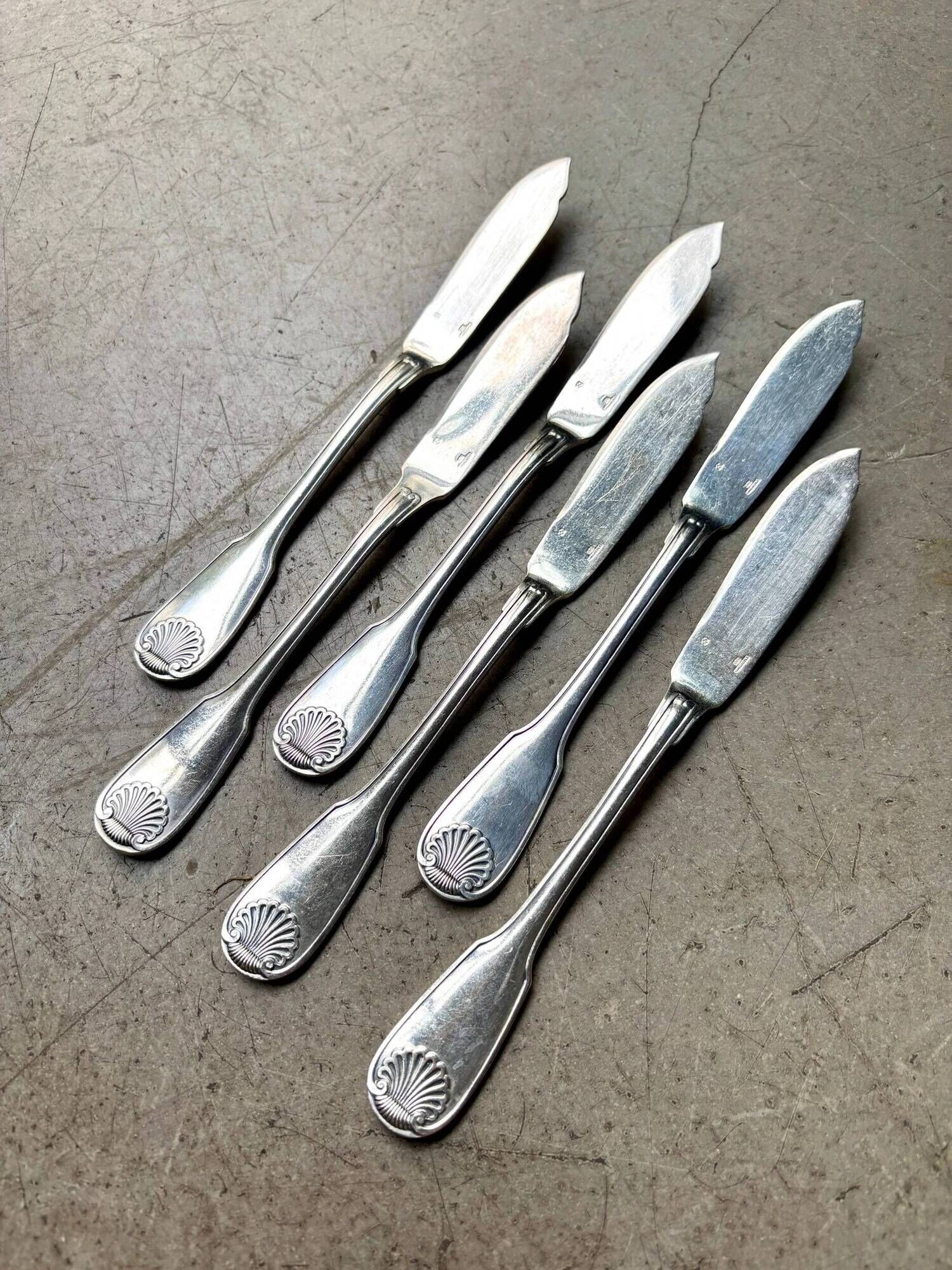 6 Christofle fish knives in silver-plated metal, shell design.