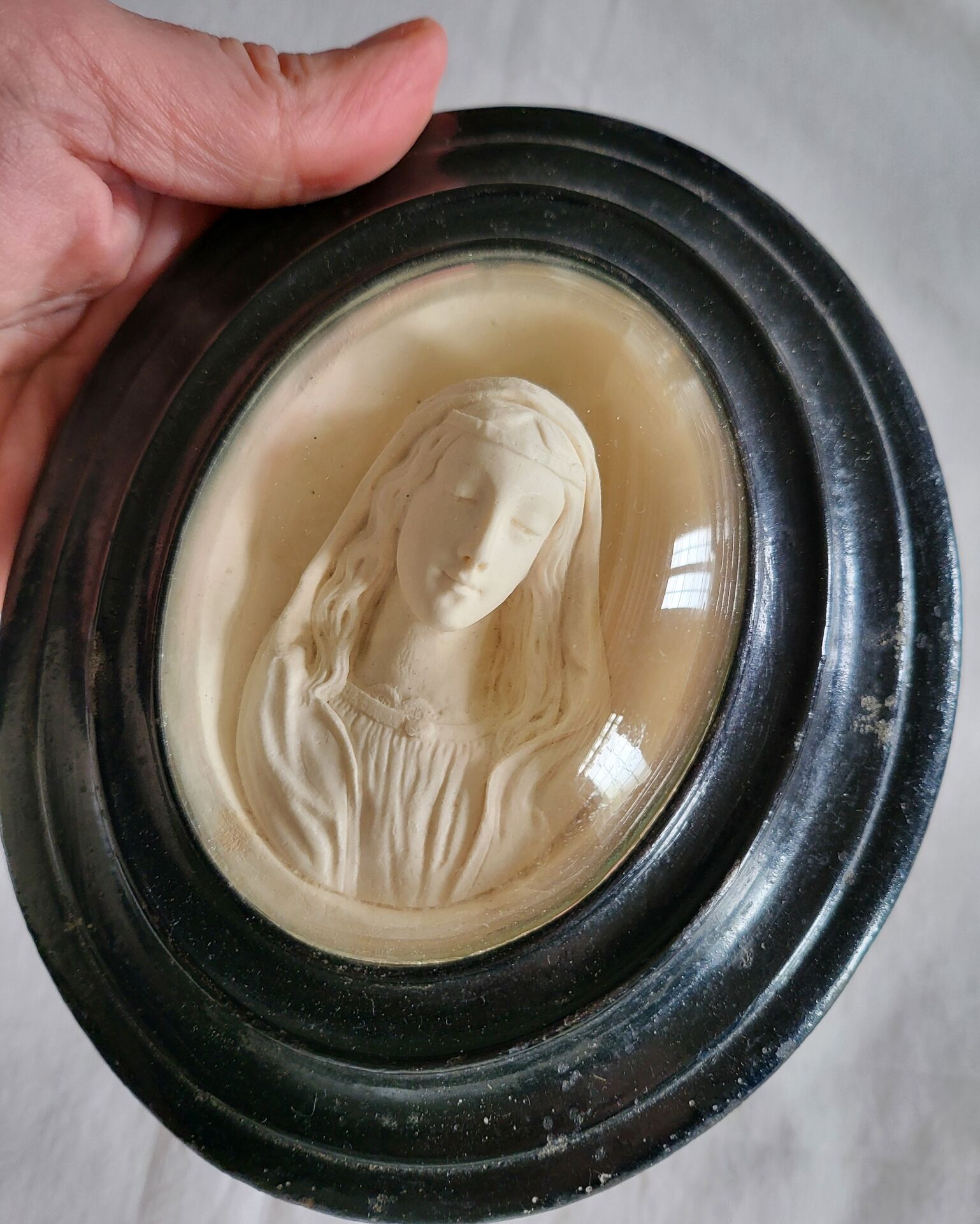 Médaillon religieux Vierge Marie cadre en bois noirci