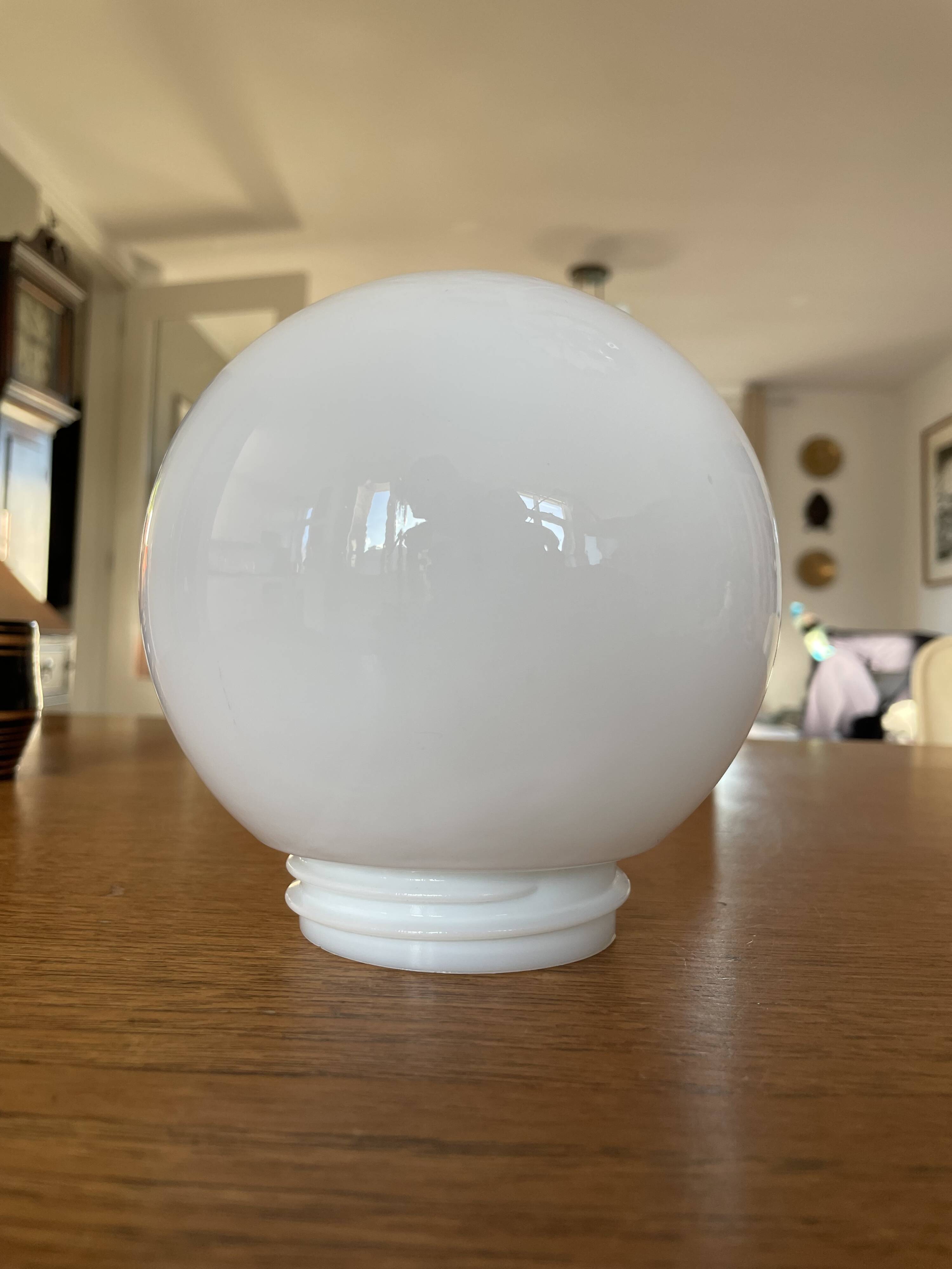 Plafonnier sphérique en verre opalin, abat-jour en verre opale de 7,5 cm de diamètre.